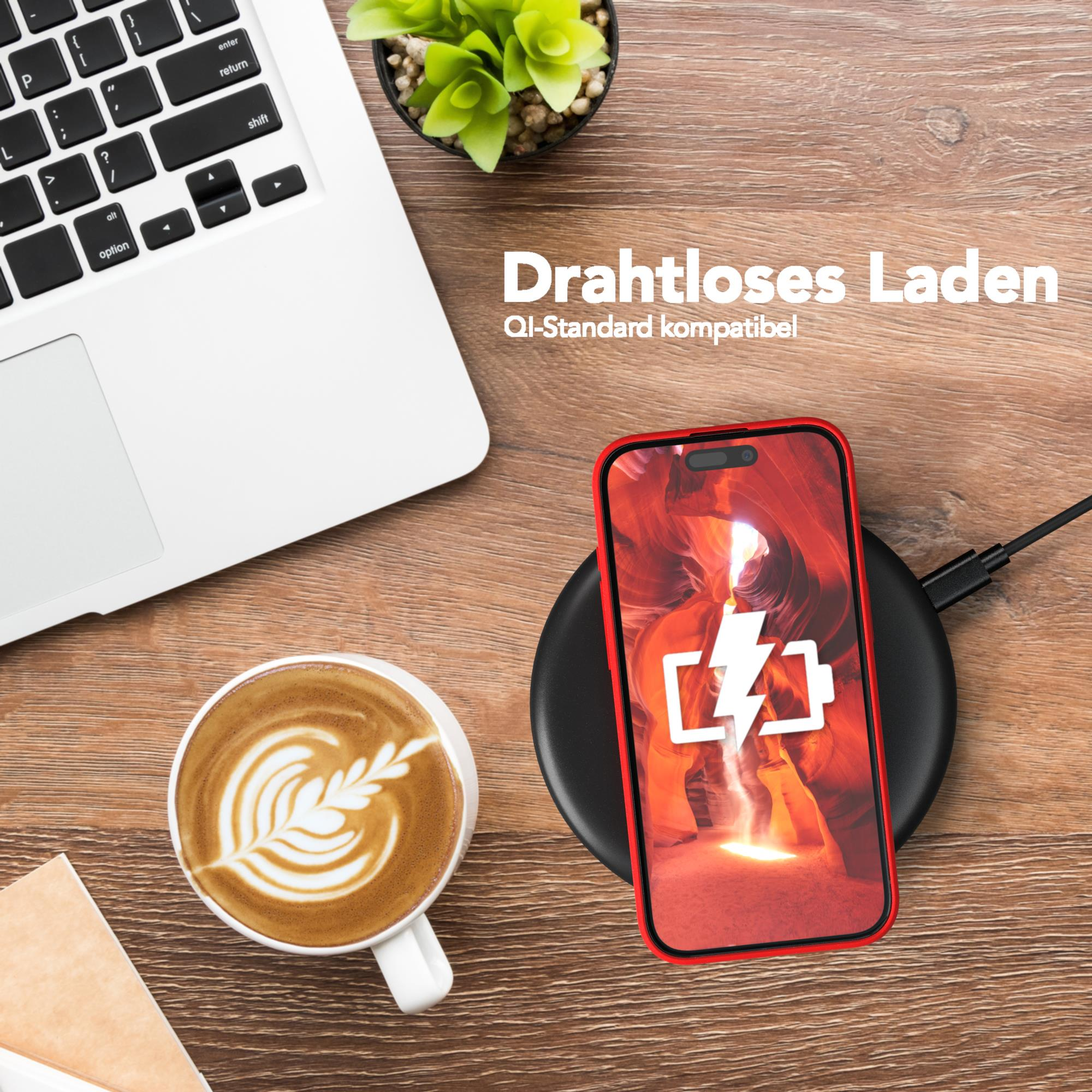 Telefon auf kabellosem Ladegerät, Kaffee und Laptop.