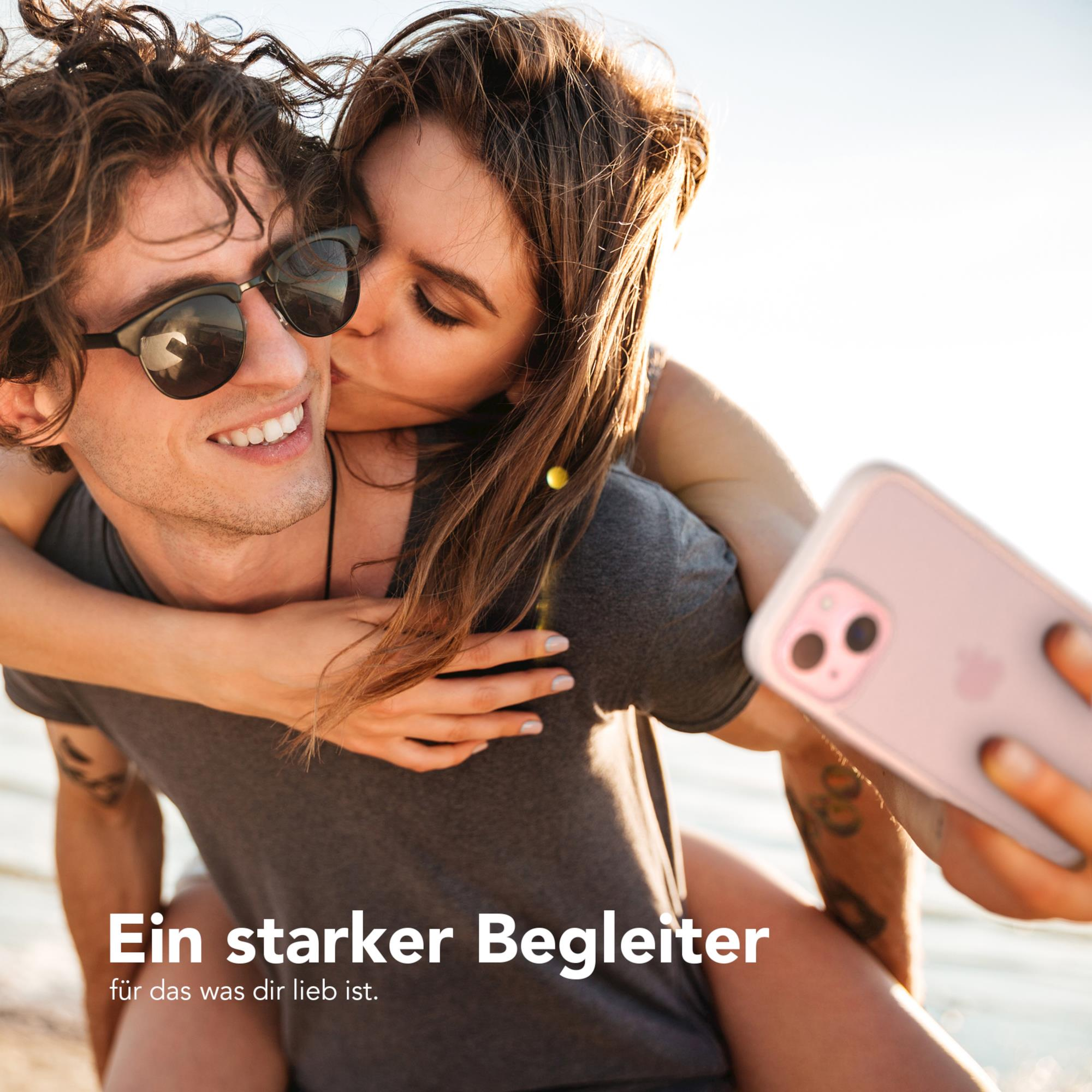 Ein Paar macht ein Selfie; die Frau küsst den Mann auf die Wange. Text: "Ein starker Begleiter."