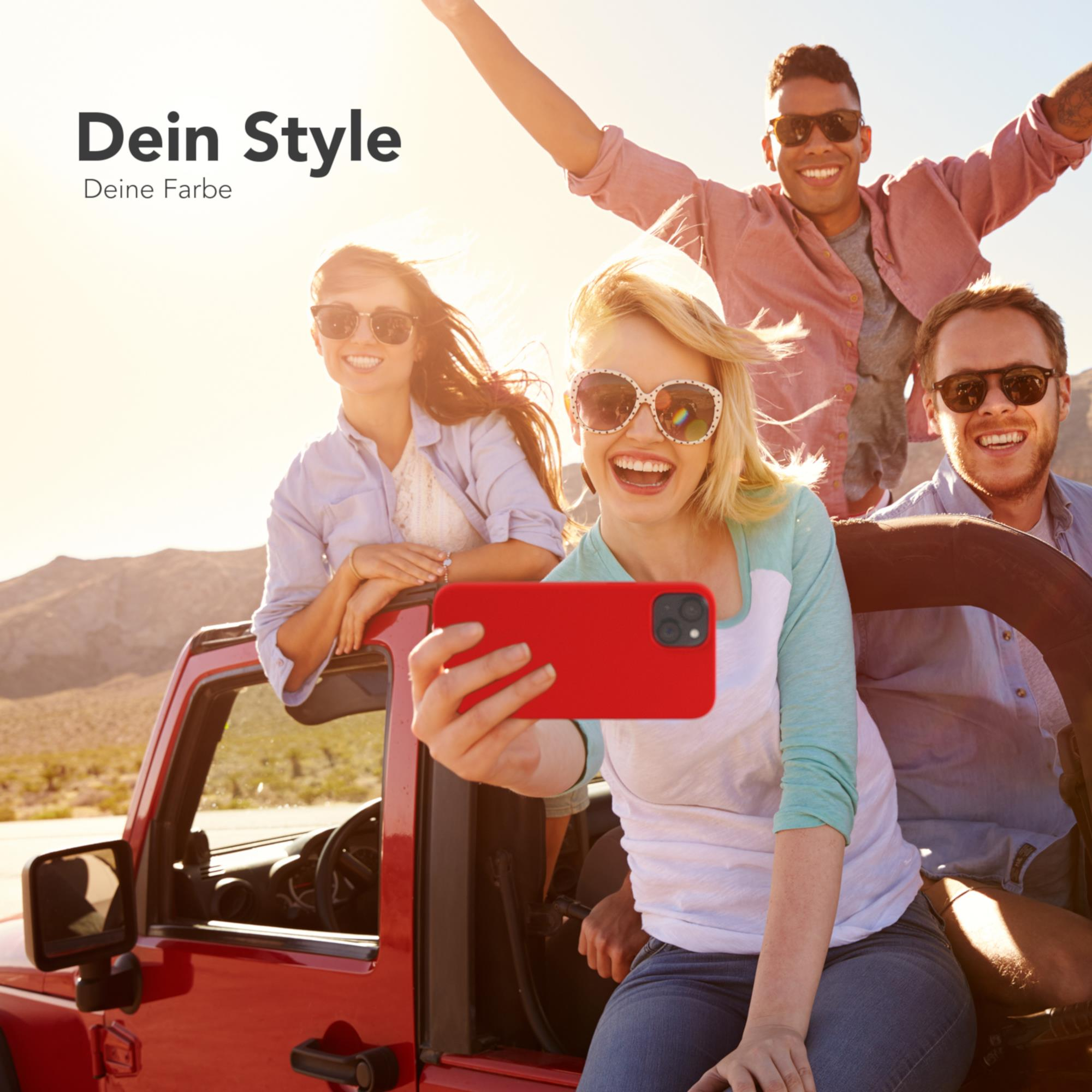 Vier Personen in einem roten Auto machen ein Selfie mit einem roten Telefon.
