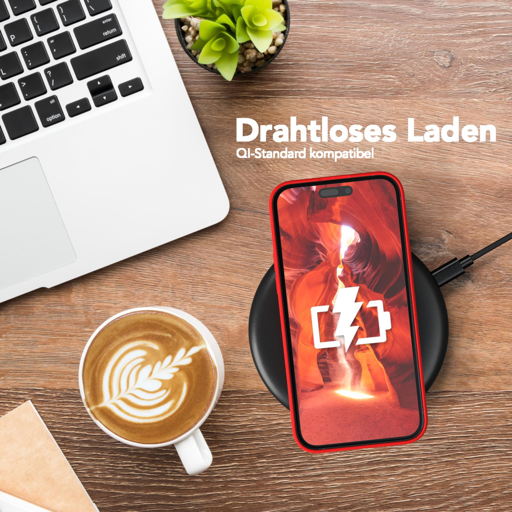 Laptop, Kaffee, Telefon, das auf einem kabellosen Ladegerät geladen wird. Telefon hat rote Hülle, Wüstenbild.