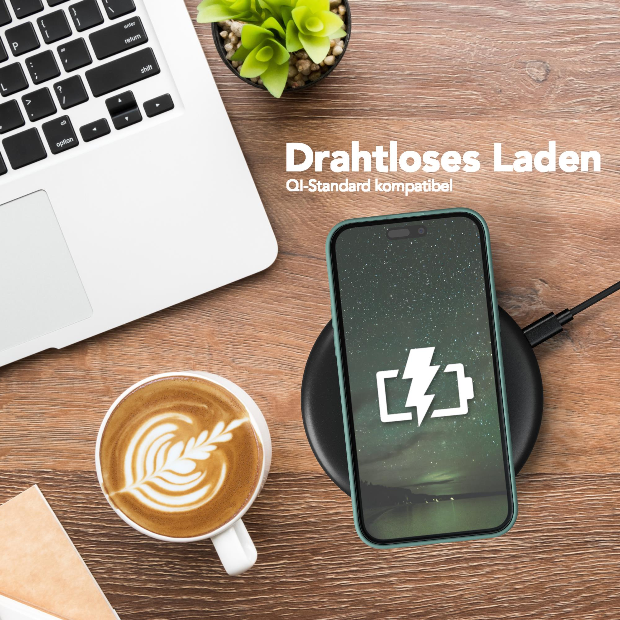 Ein Telefon auf einem kabellosen Ladegerät mit einer Kaffeetasse und einem Laptop auf einem Holztisch.