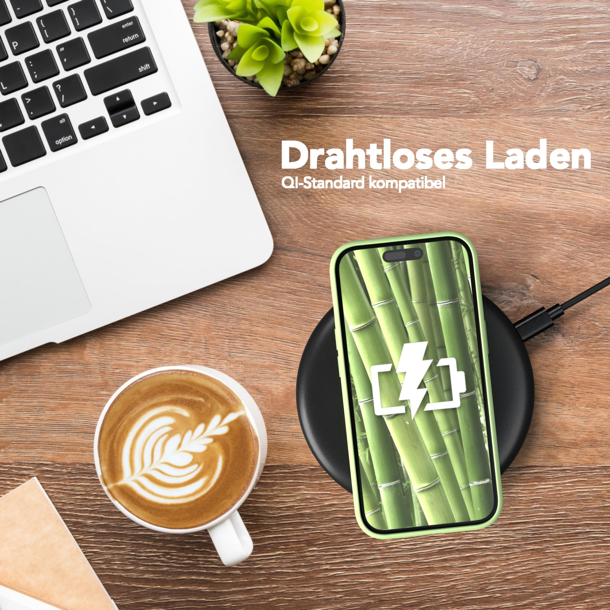 Ein Laptop, Kaffee mit Latte Art und ein drahtlos ladendes Telefon auf einem Pad. Bambus-Hintergrund auf dem Bildschirm.
