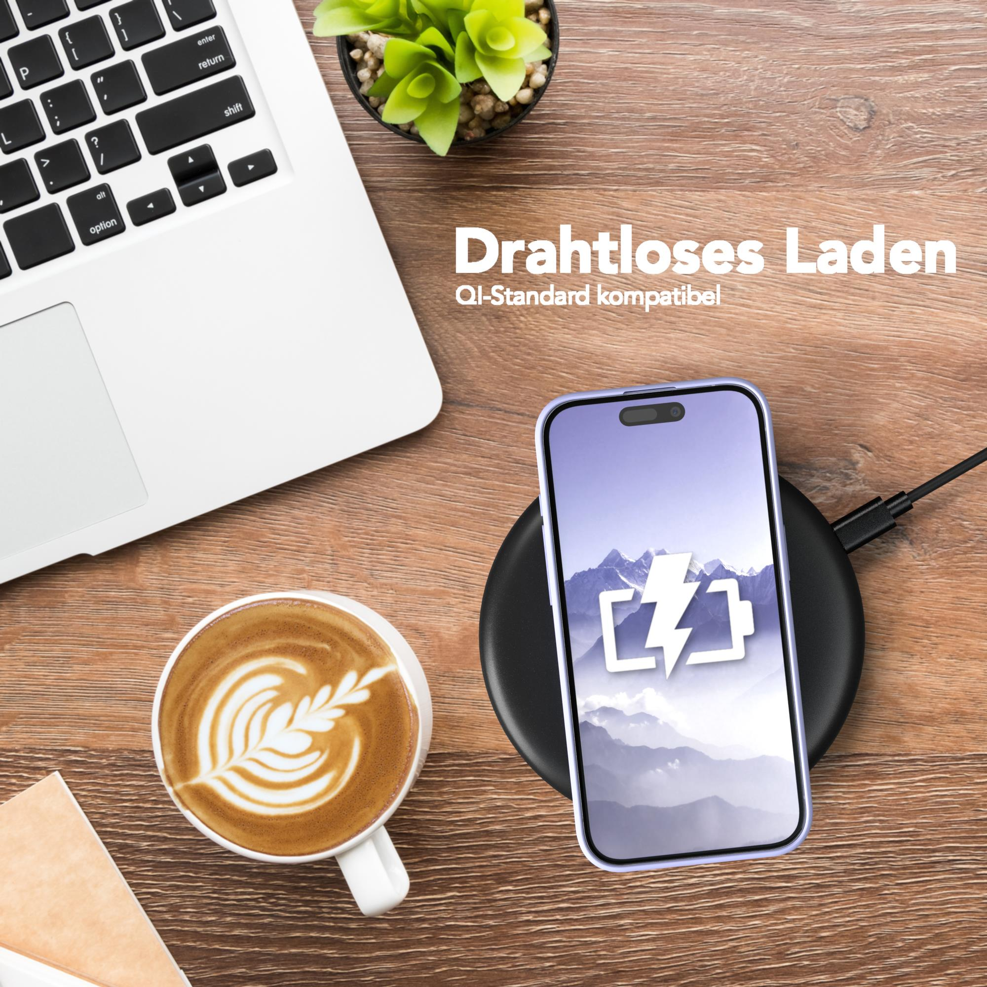 Ein Telefon auf einem kabellosen Ladegerät neben Laptop und Kaffeetasse auf Holztisch.
