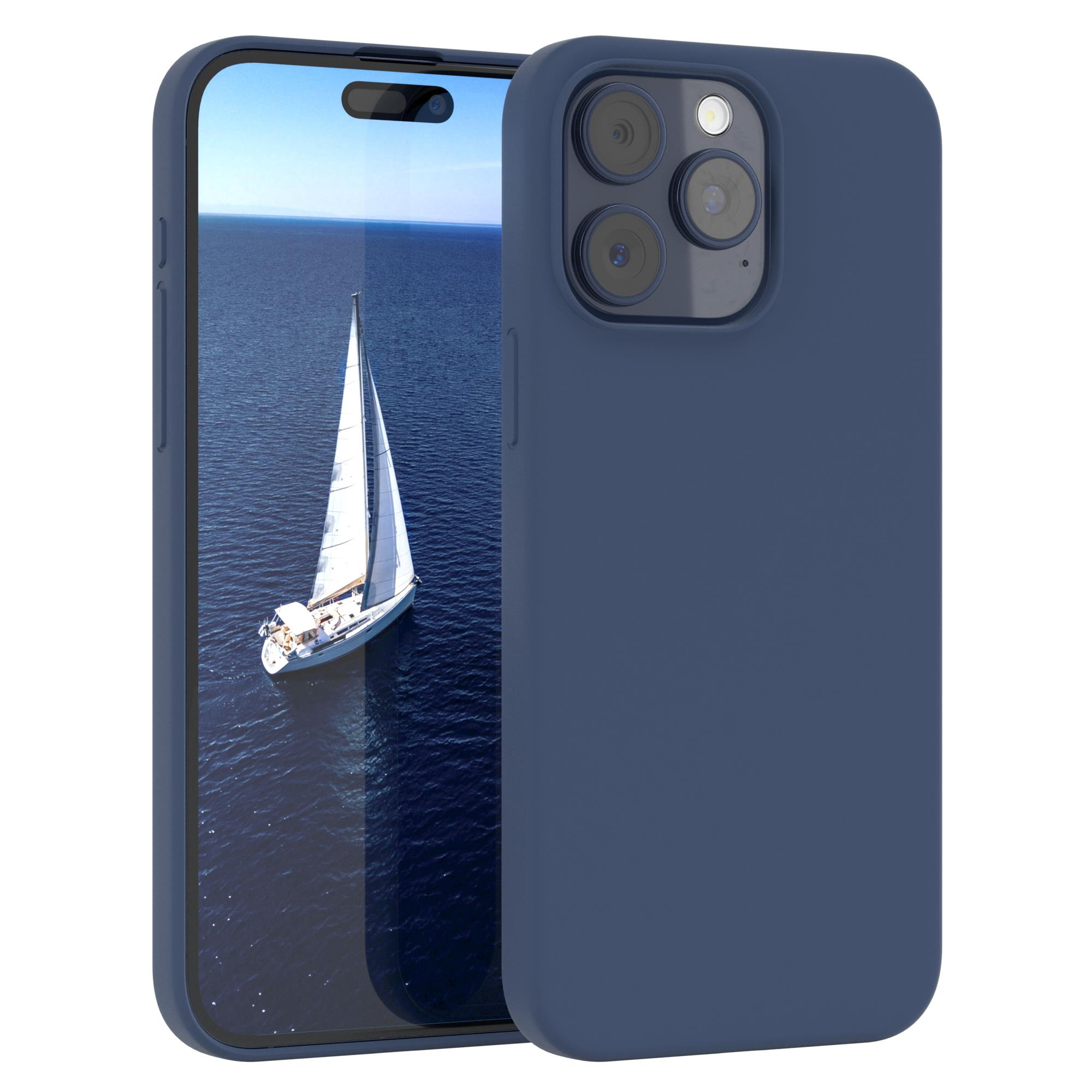 Blaue Handyhülle auf Telefon mit Segelbootbild. Hintergrund ist weiß.
