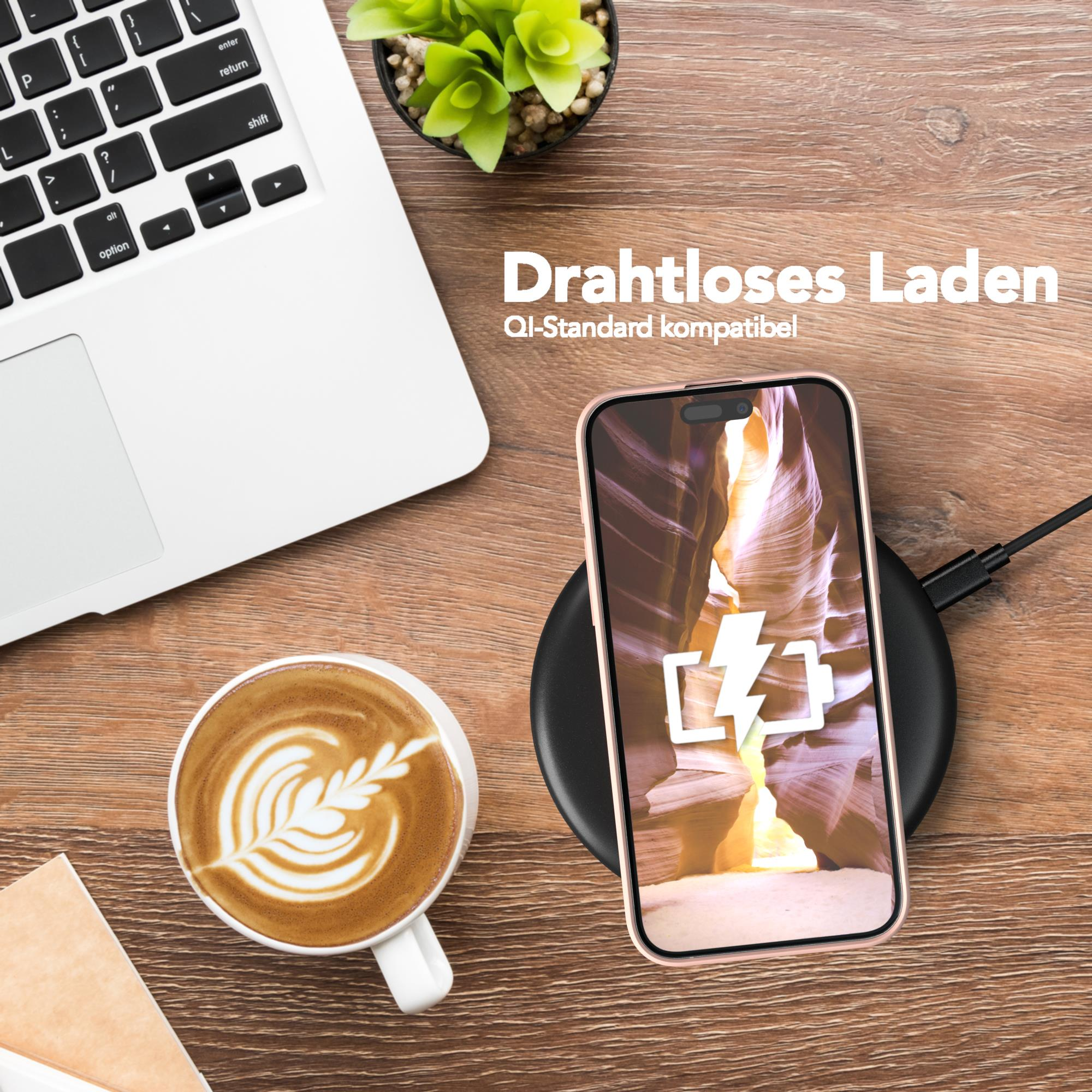 Laptop, Kaffee und Telefon laden auf einem Holztisch. Telefon zeigt ein leuchtendes Ladesymbol.