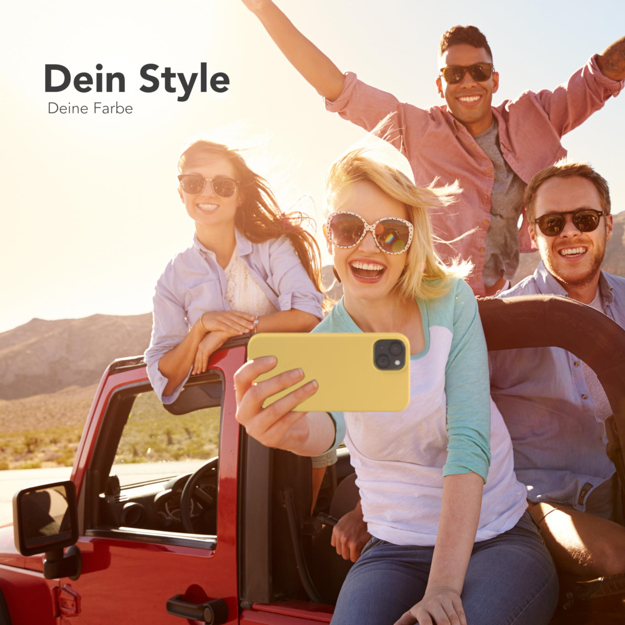 Vier Personen in einem roten Jeep machen ein Selfie mit einer gelben Handyhülle. Sonniger Wüstenhintergrund.