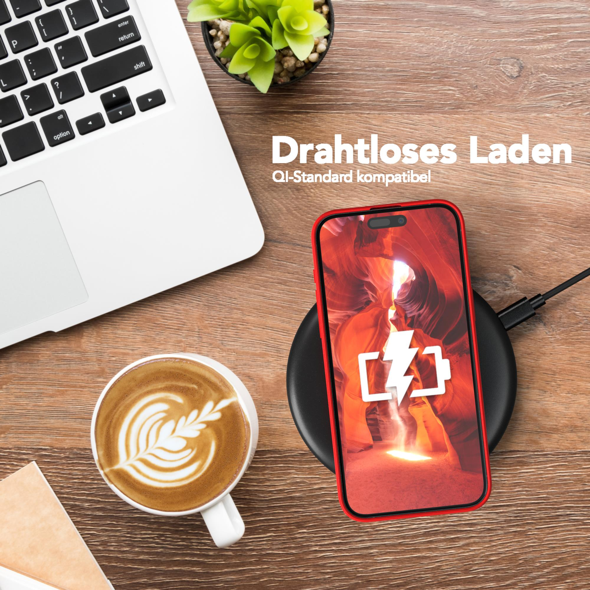 Ein Telefon auf einem kabellosen Ladegerät, Kaffee und ein Laptop auf einem Holztisch. Der Telefonbildschirm zeigt einen Blitz.