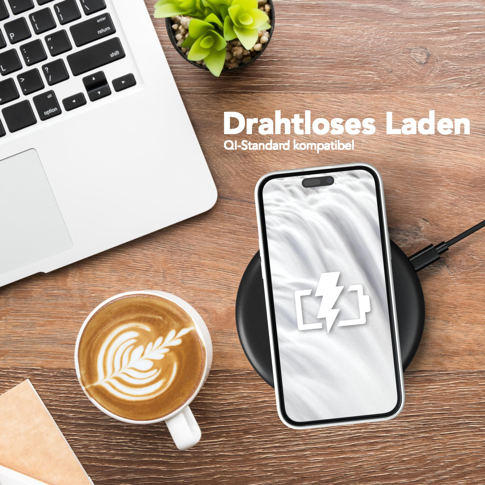 Ein Telefon auf einem kabellosen Ladegerät mit Ladeanzeige, neben Kaffee und Laptop.