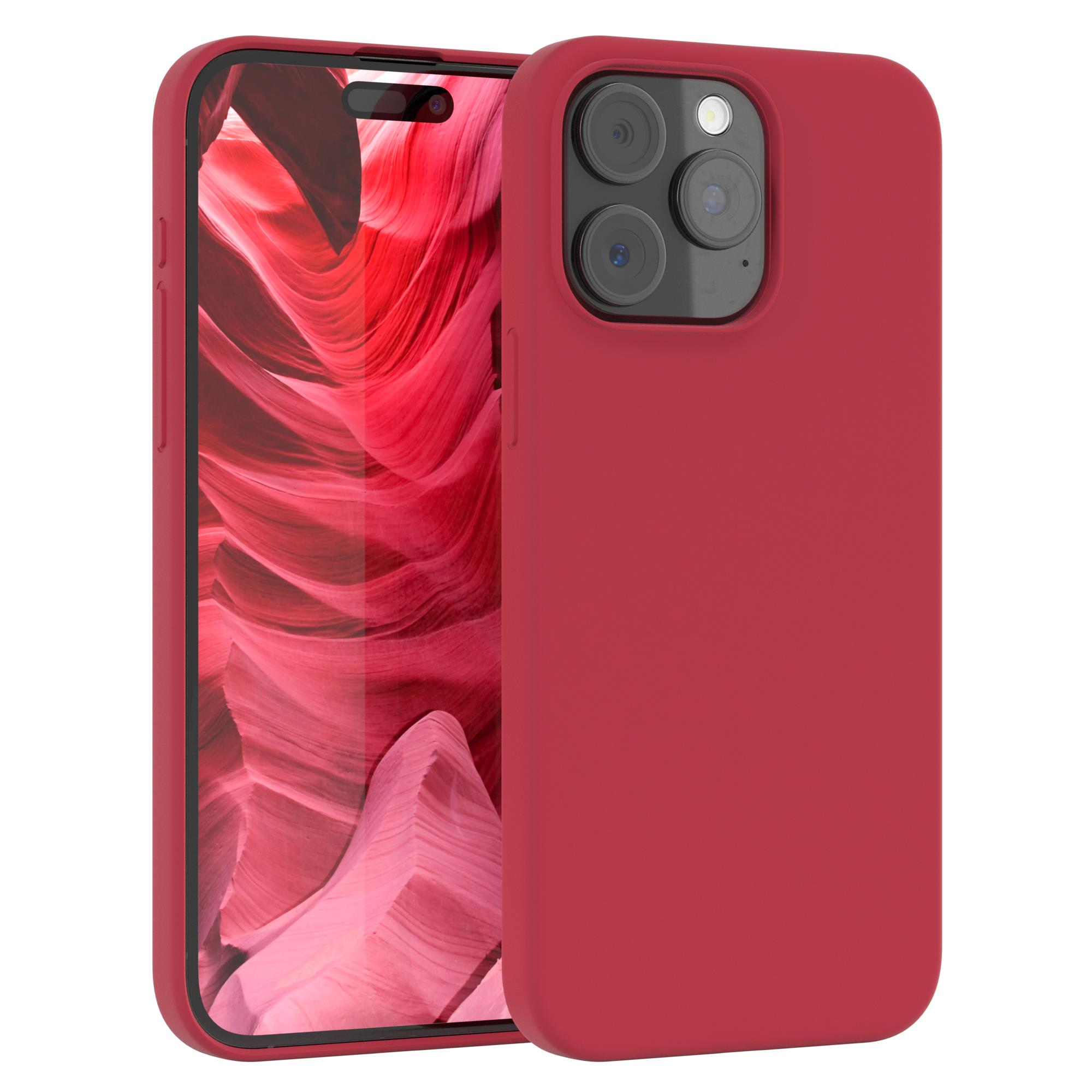 Rote Handyhülle auf einem Telefon. Zwei Kameras auf der Rückseite. Roter Hintergrund.