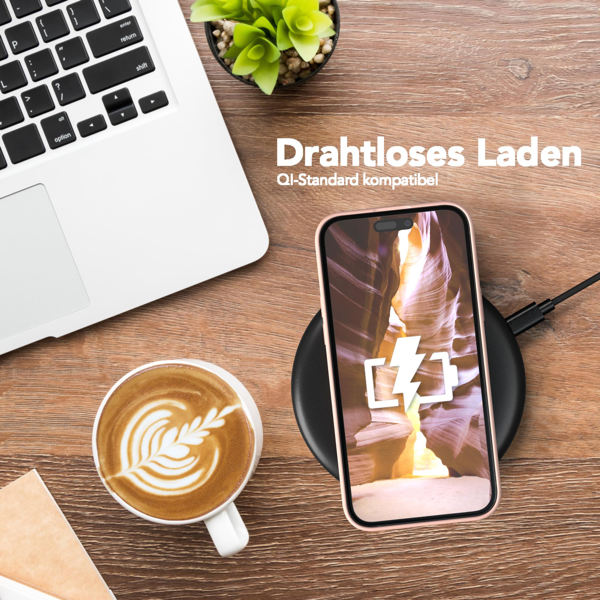 Ein Telefon, das drahtlos mit einem Ladepad geladen wird, eine Kaffeetasse und ein Laptop auf einem Holztisch.