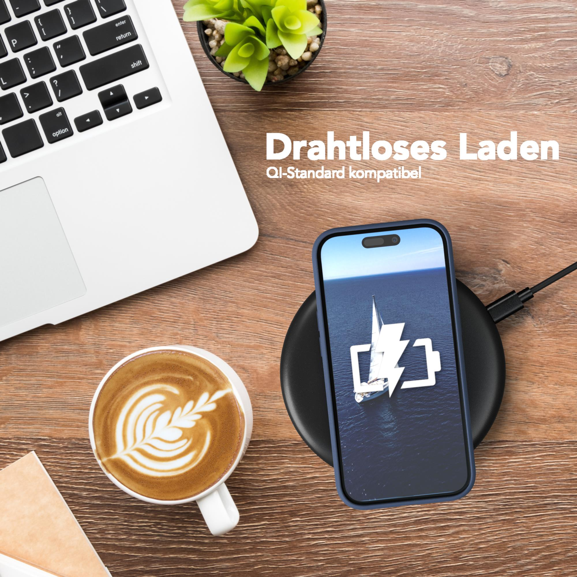 Ein Telefon wird auf einem kabellosen Ladegerät aufgeladen. Ein Laptop und Kaffee befinden sich auf dem Holzschreibtisch.