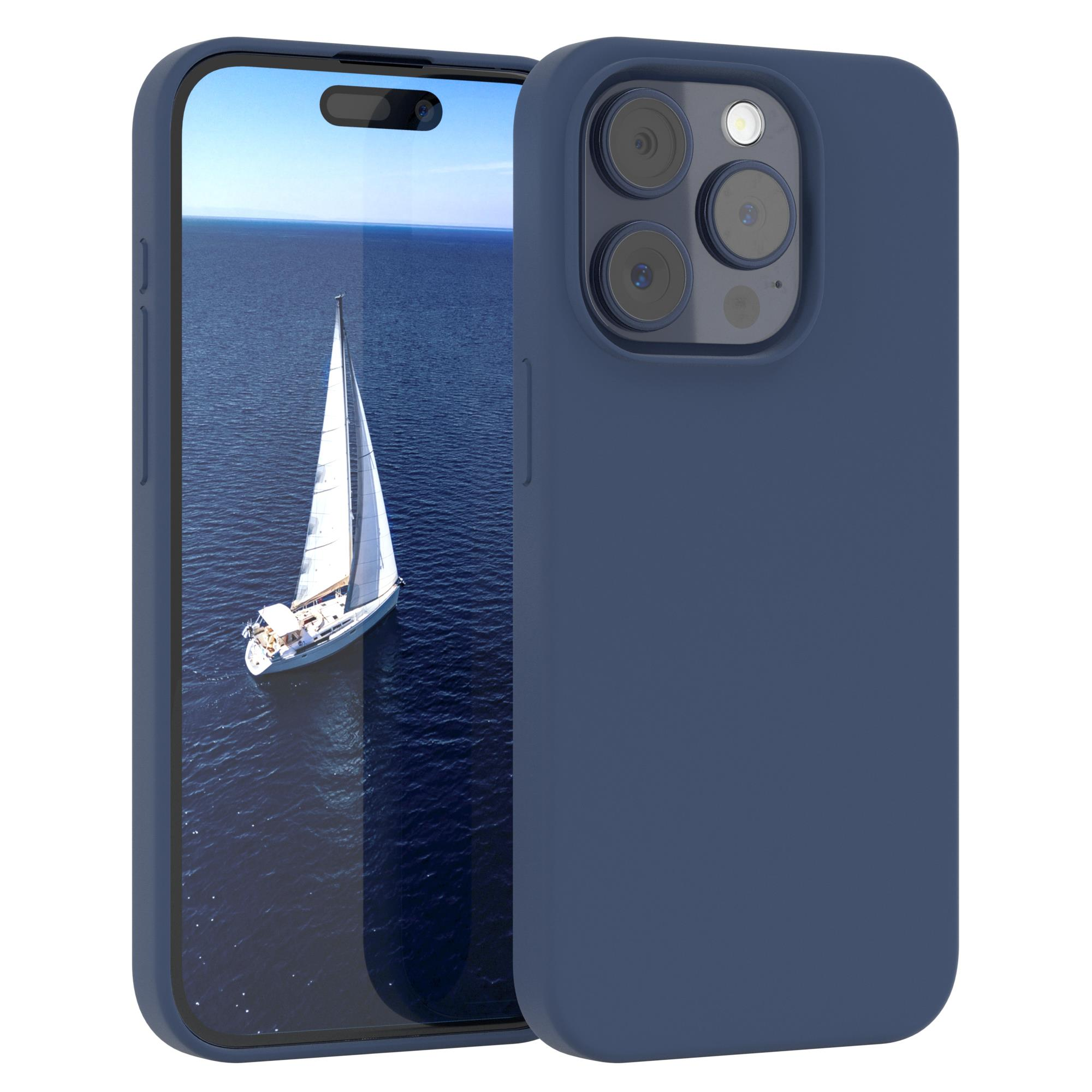 Blaue Handyhülle mit einem Telefon. Der Bildschirm zeigt ein Segelboot auf dem Meer.
