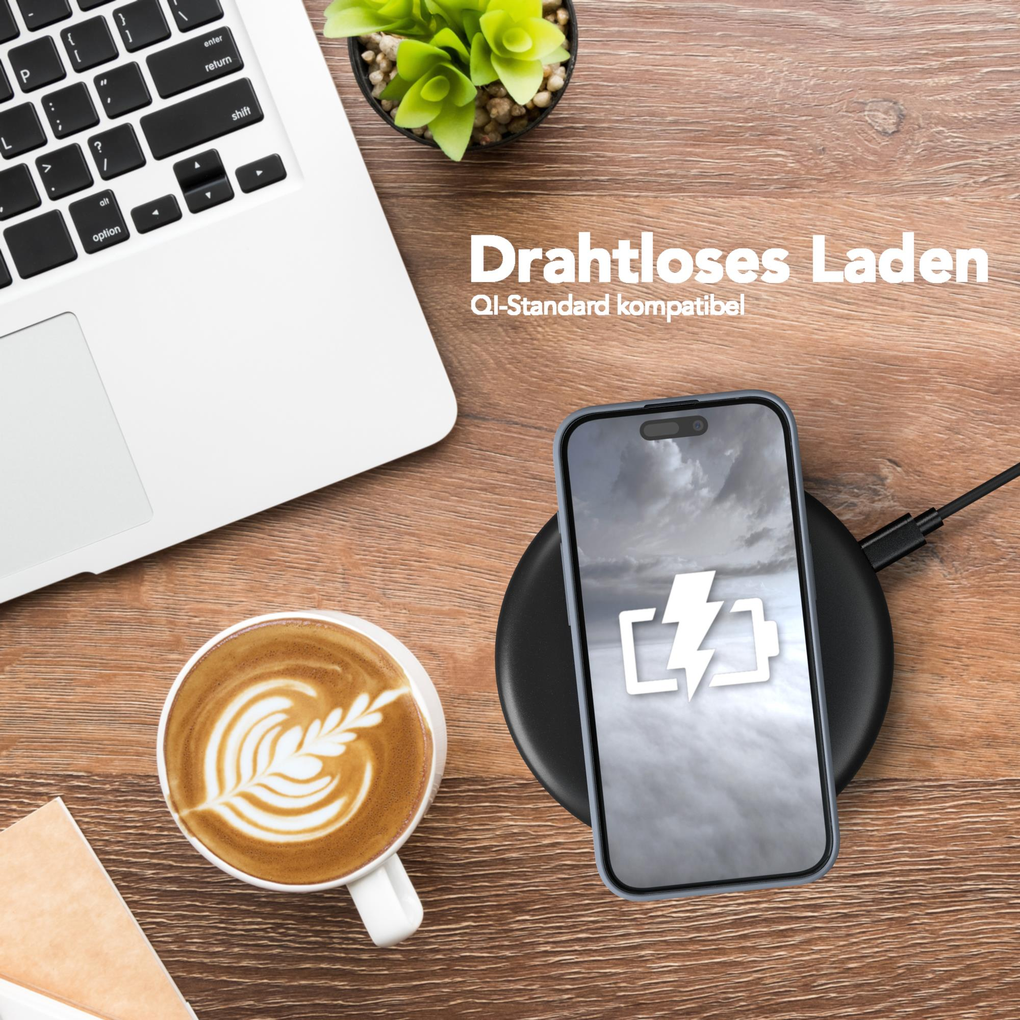 Telefon lädt kabellos. Laptop und Kaffeetasse befinden sich ebenfalls in der Szene.