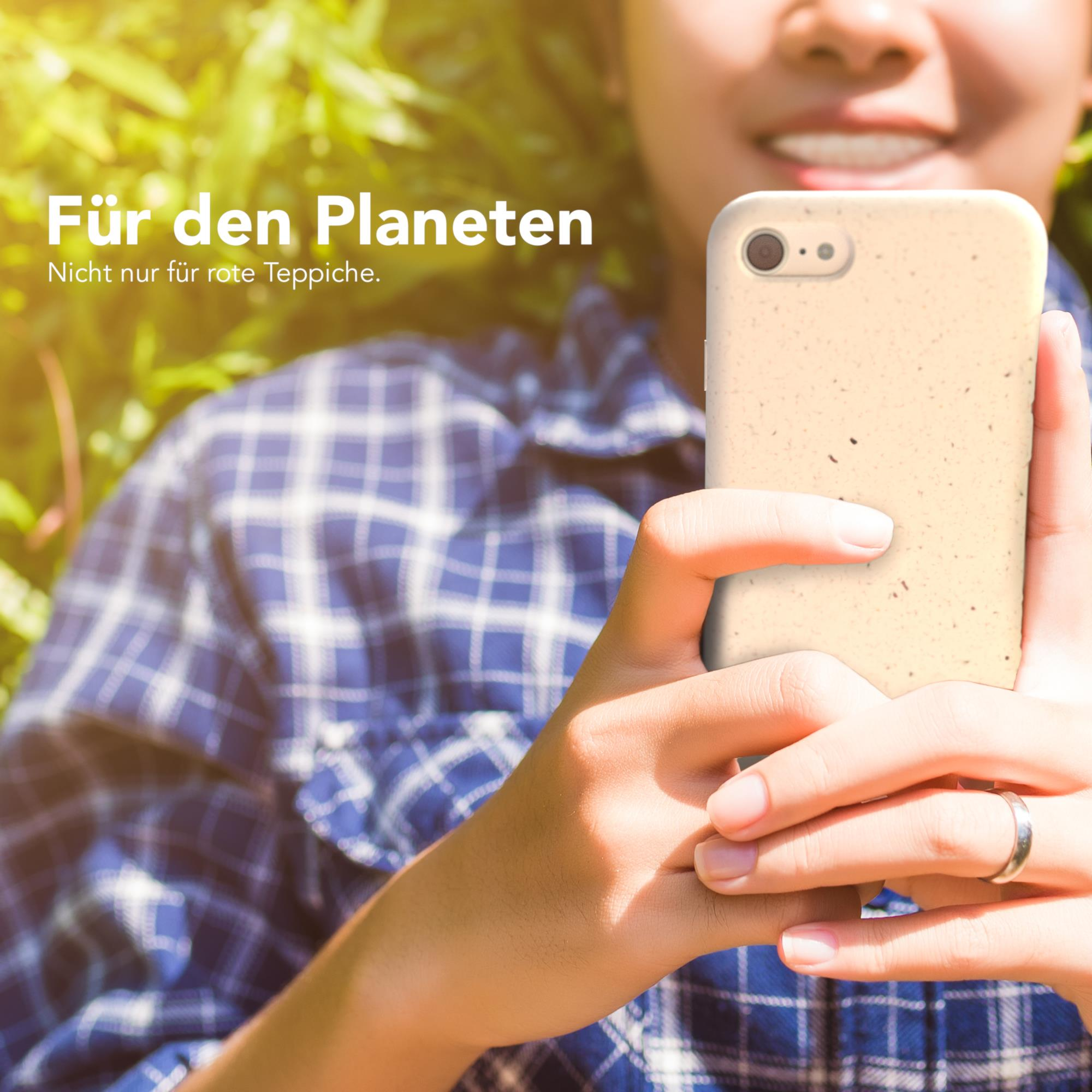 Person hält eine Handyhülle. Die Handyhülle ist beige und hat ein strukturiertes Aussehen. Sonniger Hintergrund.