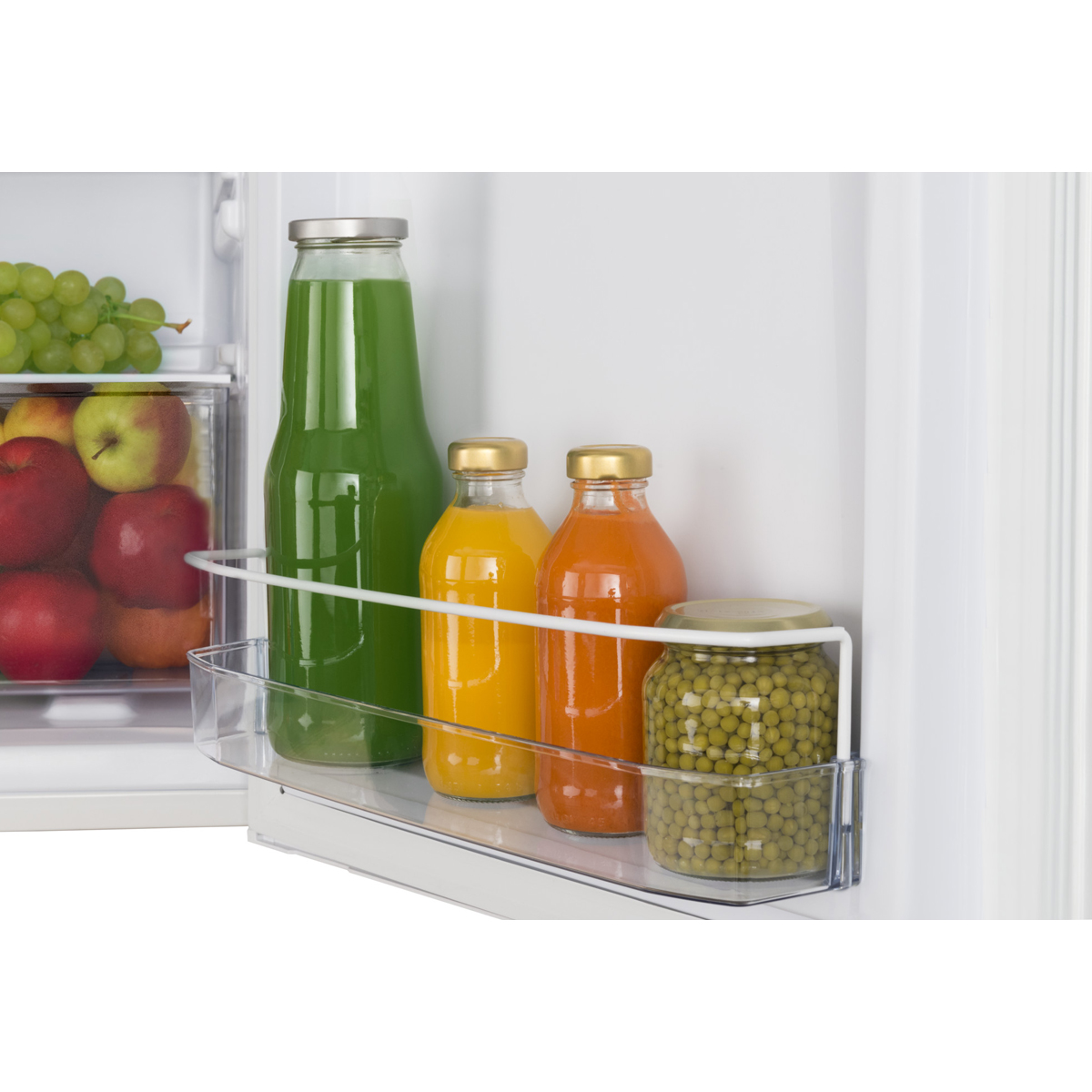 Kühlschrankregal mit Glasflaschen mit Saft und Gläsern mit Lebensmitteln. Grün, Orange und Gelb sichtbar.