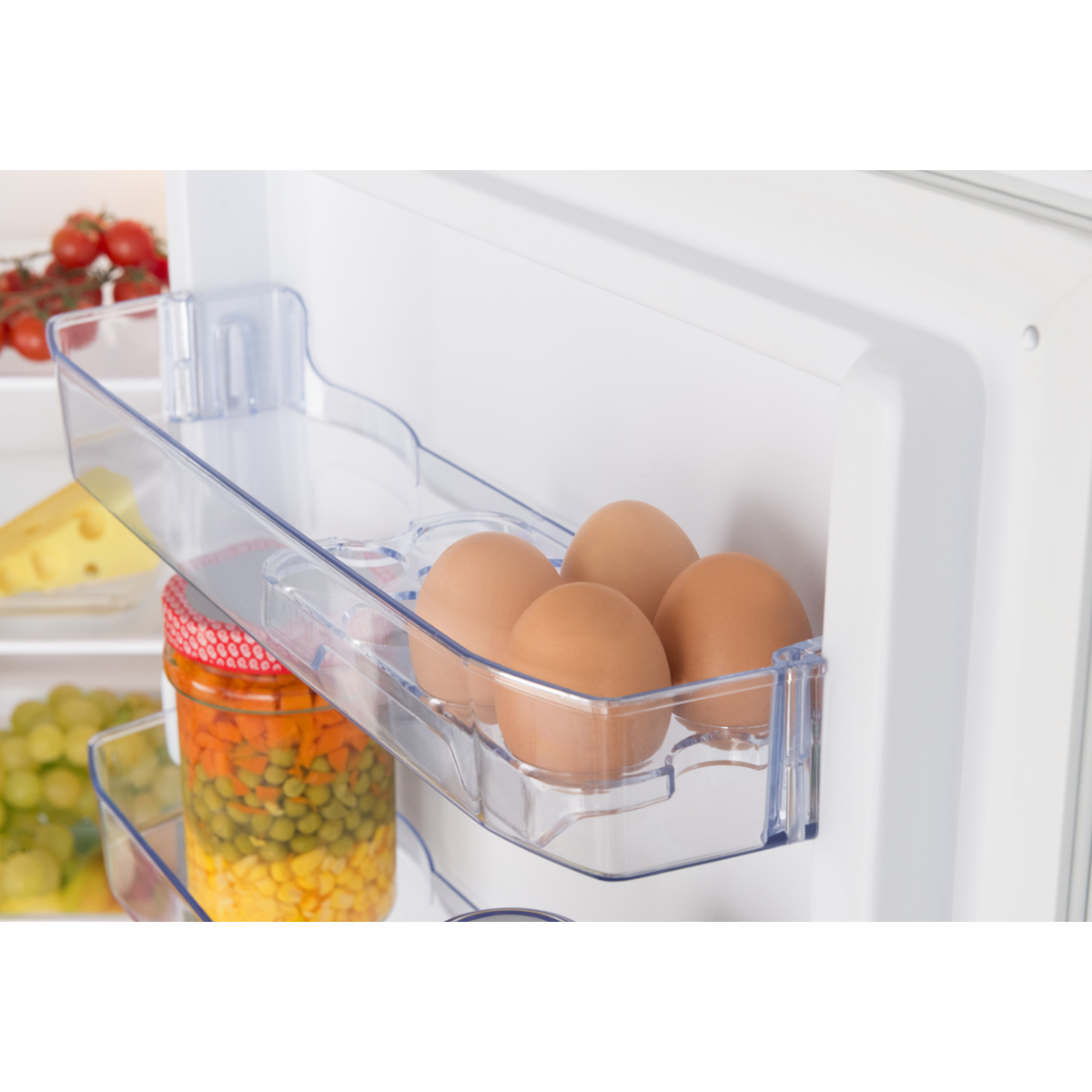 Eier in einem Fach der Kühlschranktür mit Gläsern mit Essen.