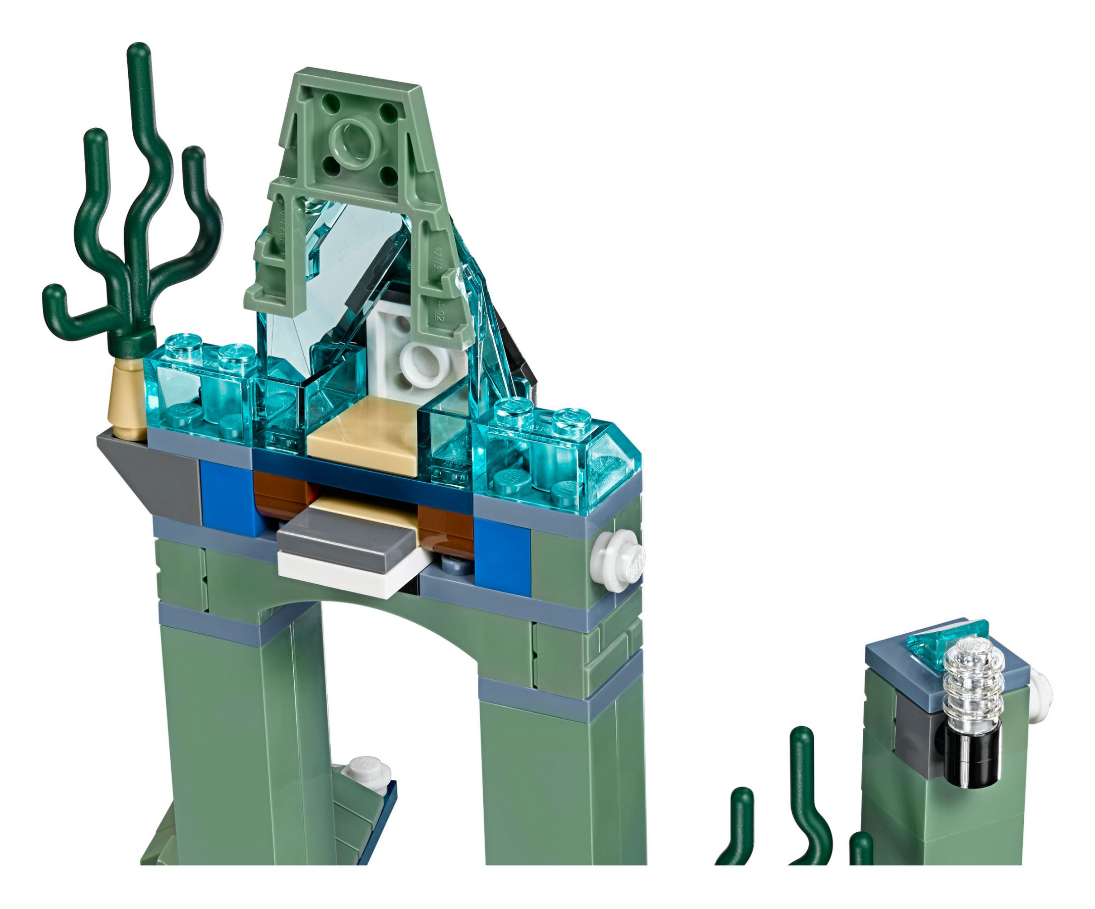 Konstrukcja Lego z zielonymi filarami i przezroczystymi niebieskimi klockami. Tło jest białe.