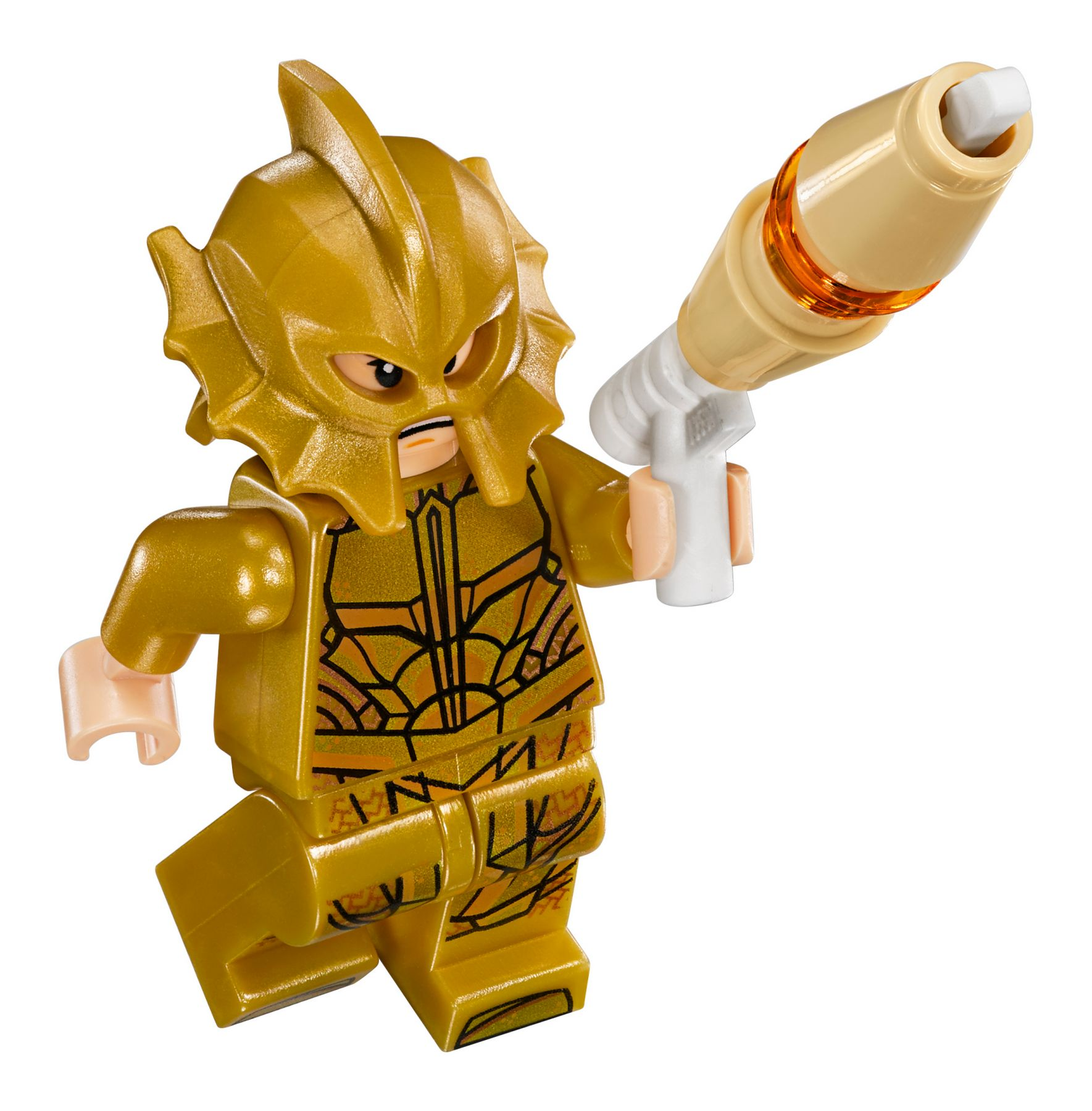 Minifigurka LEGO Aquamana w złotej zbroi trzymająca broń. Tło jest białe.