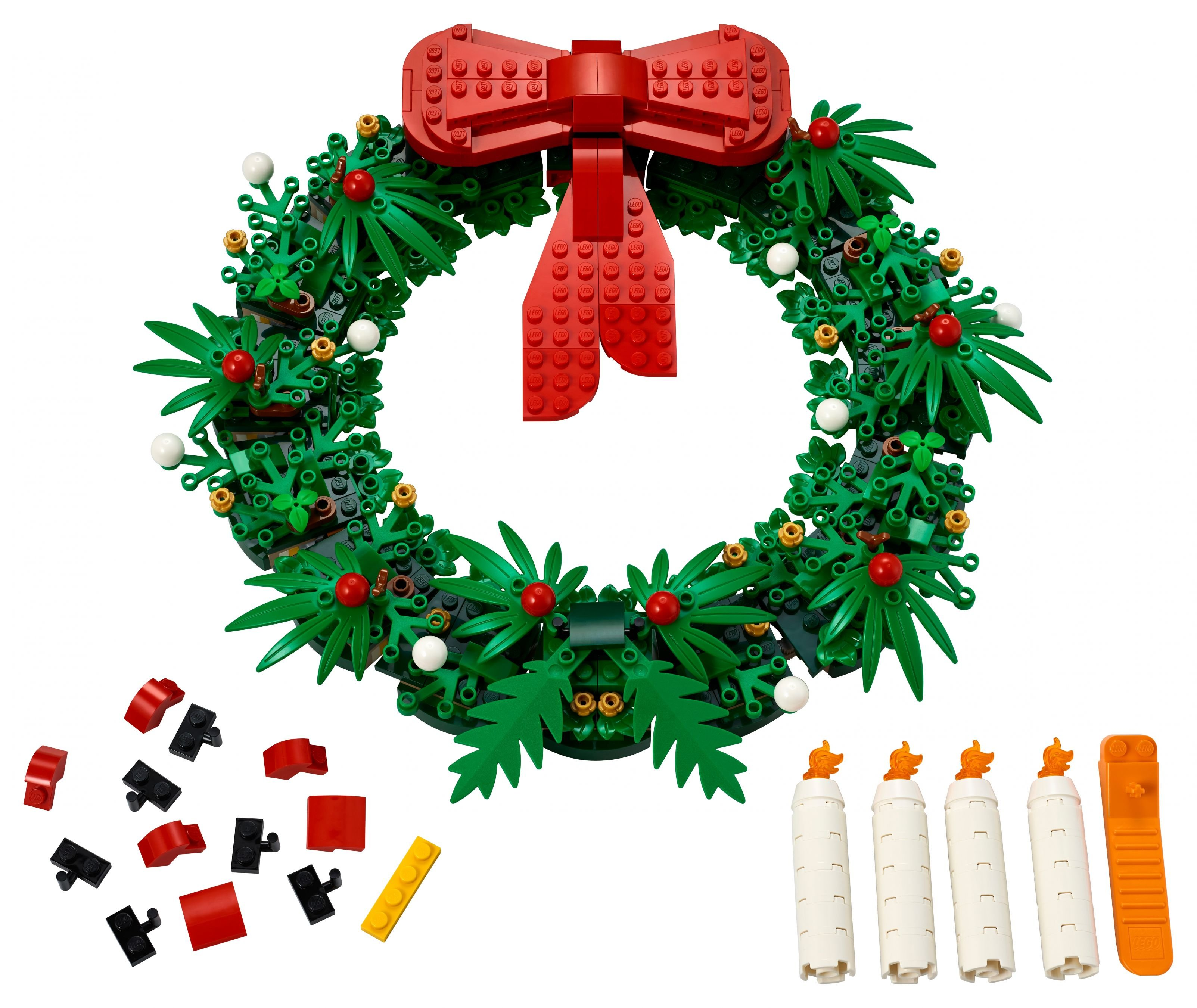 Yeşil yapraklardan, kırmızı kurdeleden ve beyaz top süslemelerden yapılmış bir Lego Noel çelengi.
