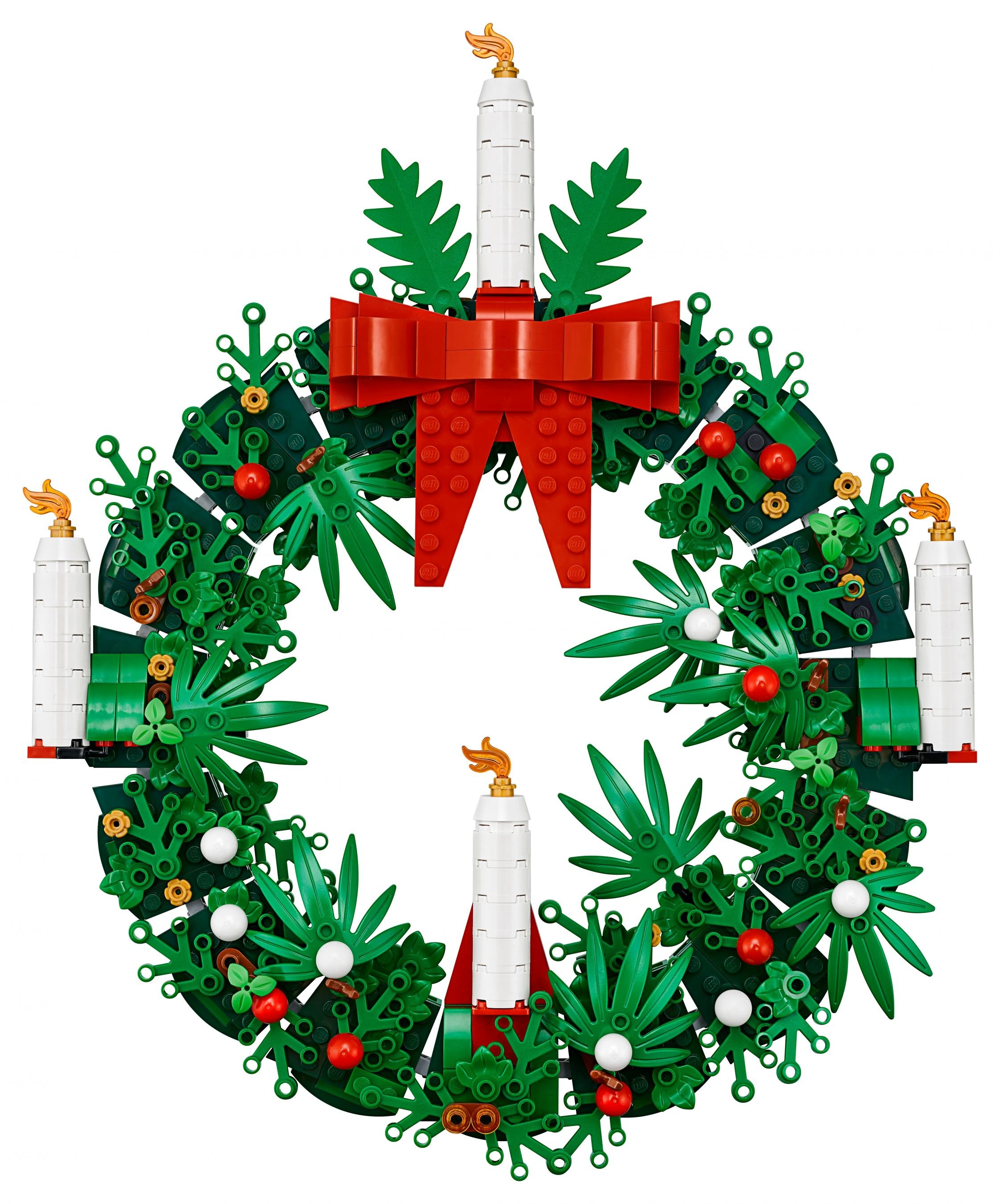 Bir LEGO Noel çelengi. Yeşil yapraklar, kırmızı kurdele, beyaz mumlar ve süslemeler dairesel bir tasarım oluşturur.