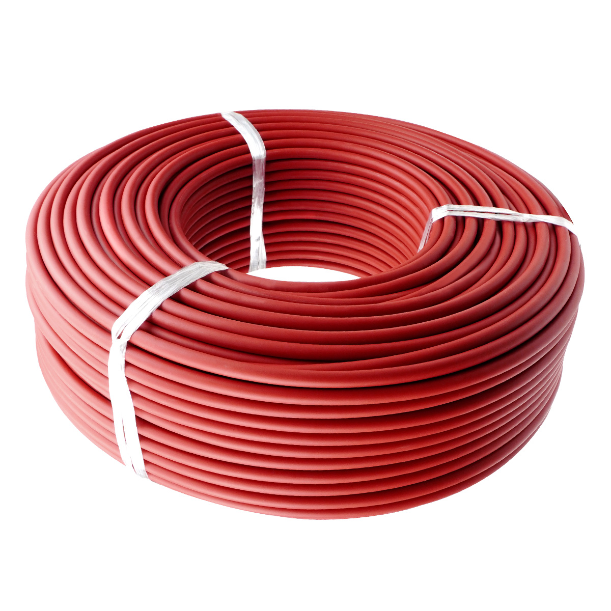 Cavo elettrico rosso arrotolato, legato con cinghie bianche, isolato su sfondo bianco.