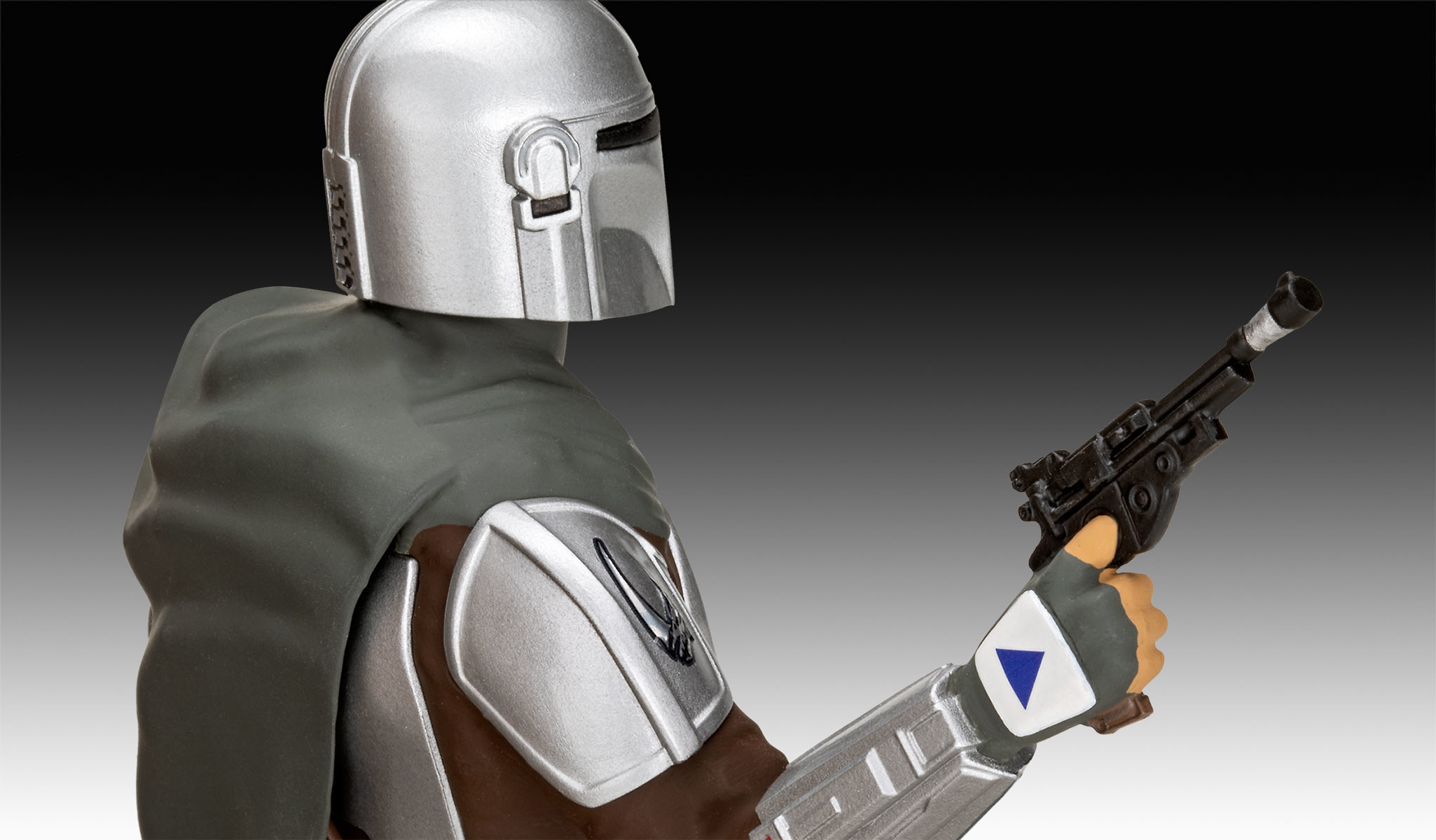 De Mandalorian figuur met een geweer, in zilveren en grijze bepantsering.