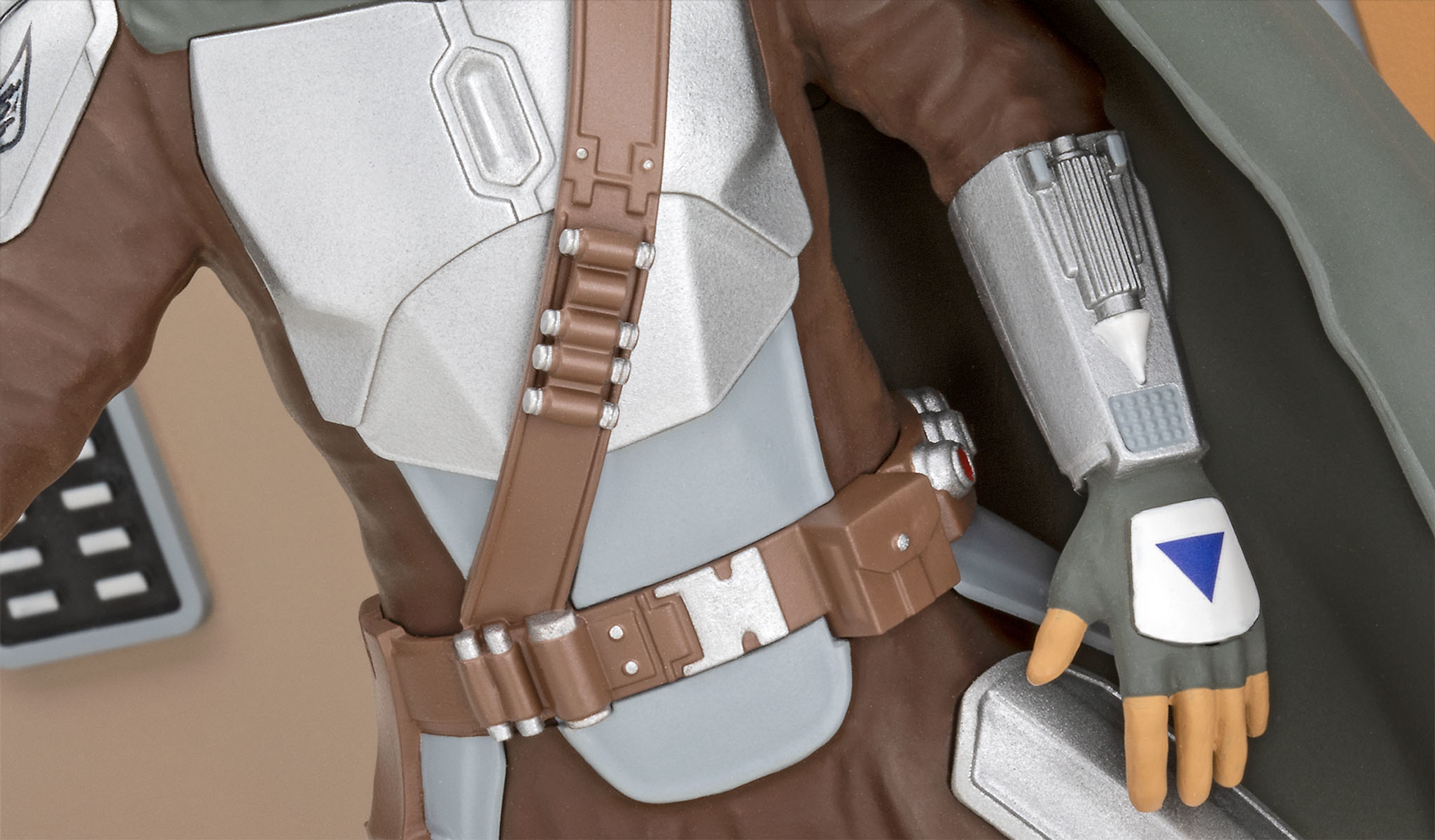 De details van het harnas van de Mandalorian: riem, holster en armbeschermer.