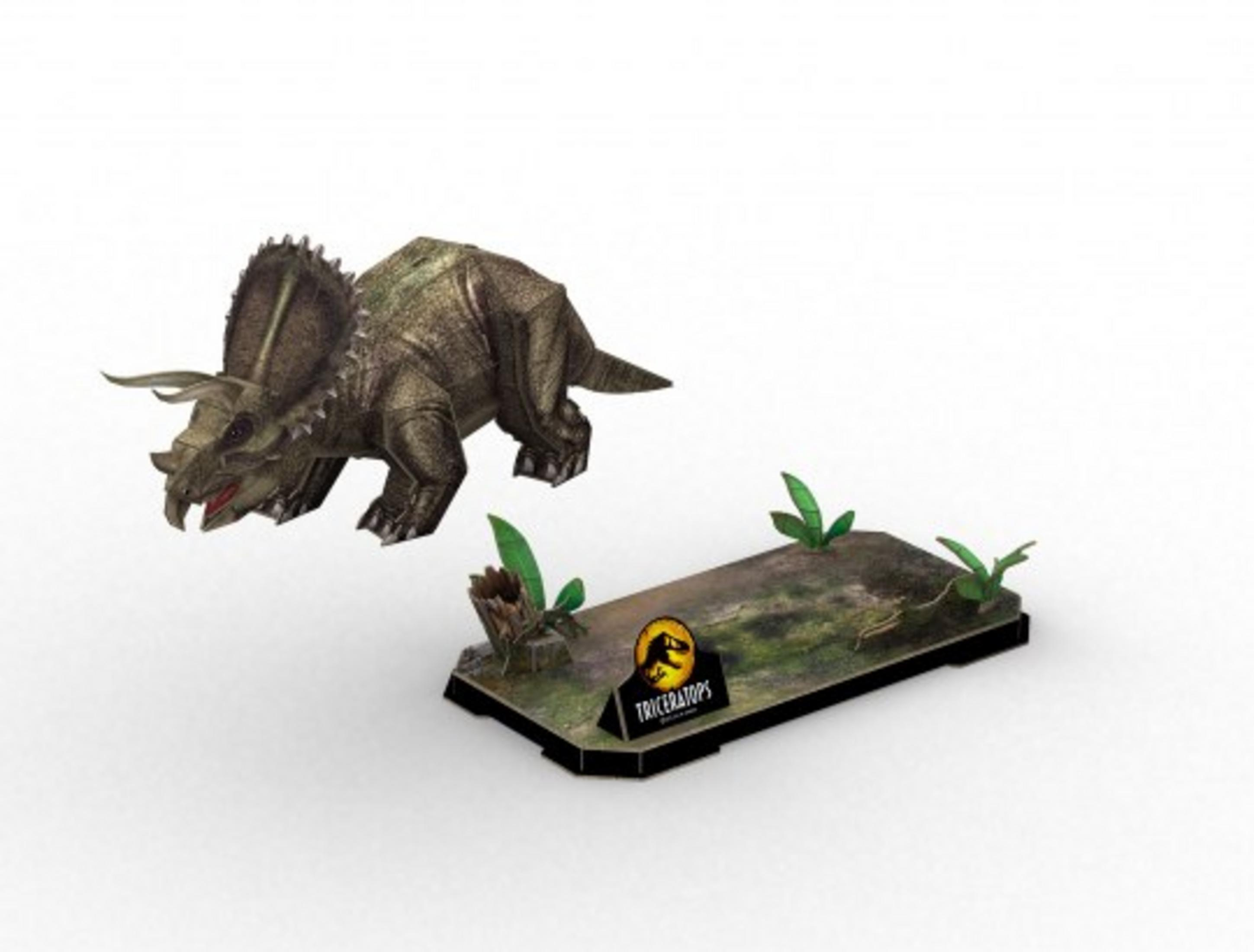 Een plastic Triceratops dinosaurusmodel op een voetstuk met het 'Jurassic Park' logo. Witte achtergrond.
