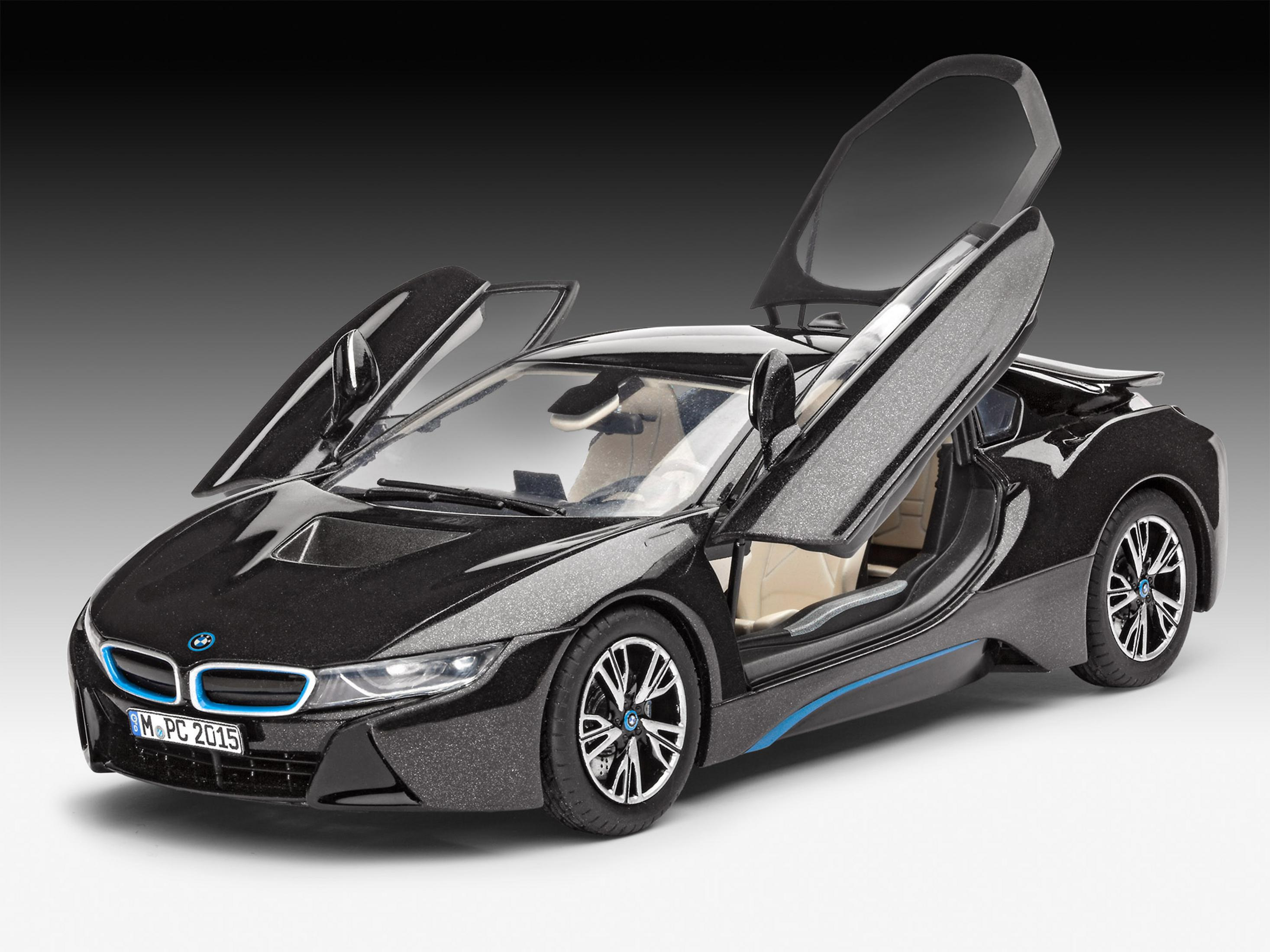 Schwarzes Spielzeug-BMW i8 mit offenen Türen, auf weißer Oberfläche mit Farbverlauf.