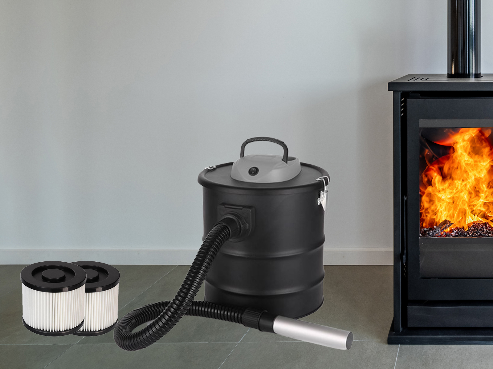 Ein schwarzer Staubsauger und zwei Filter neben einem Kamin mit brennenden Flammen.