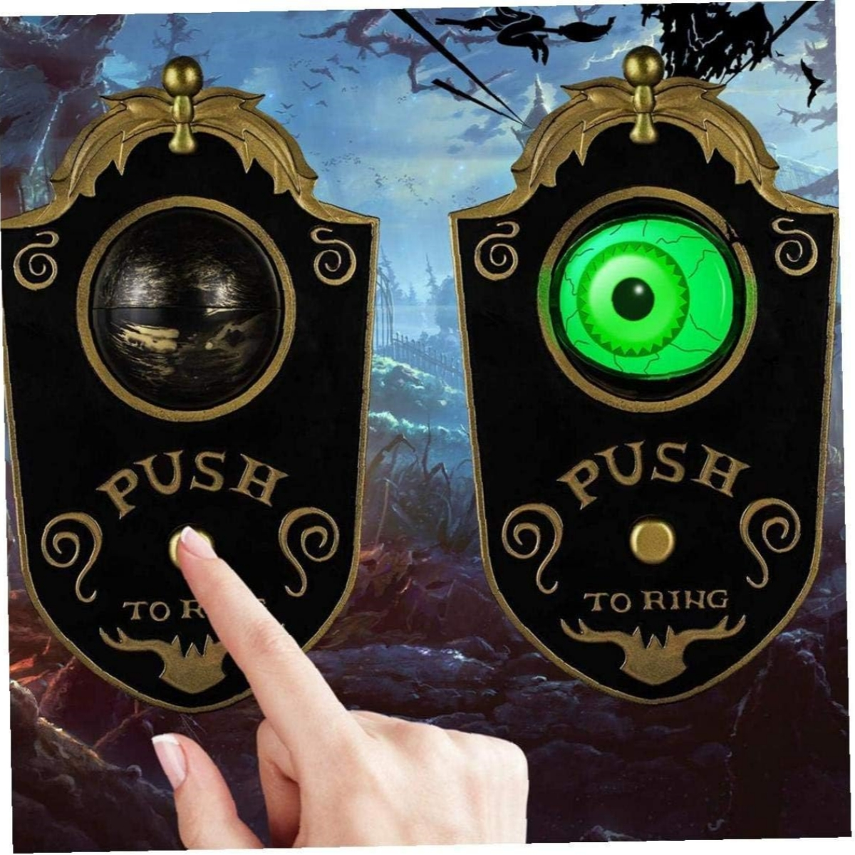 Zwei Halloween-Türklingeln. Eine hat ein schwarzes Auge, die andere ein leuchtendes grünes Auge. Hand berührt eine.