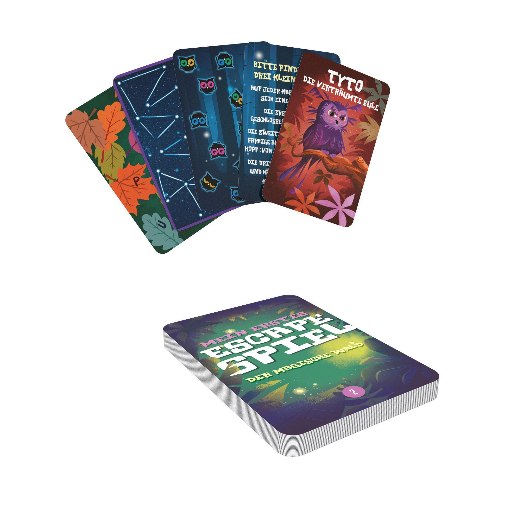 Ein Stapel Spielkarten mit Eule, Blättern und Weltraum-Illustrationen.