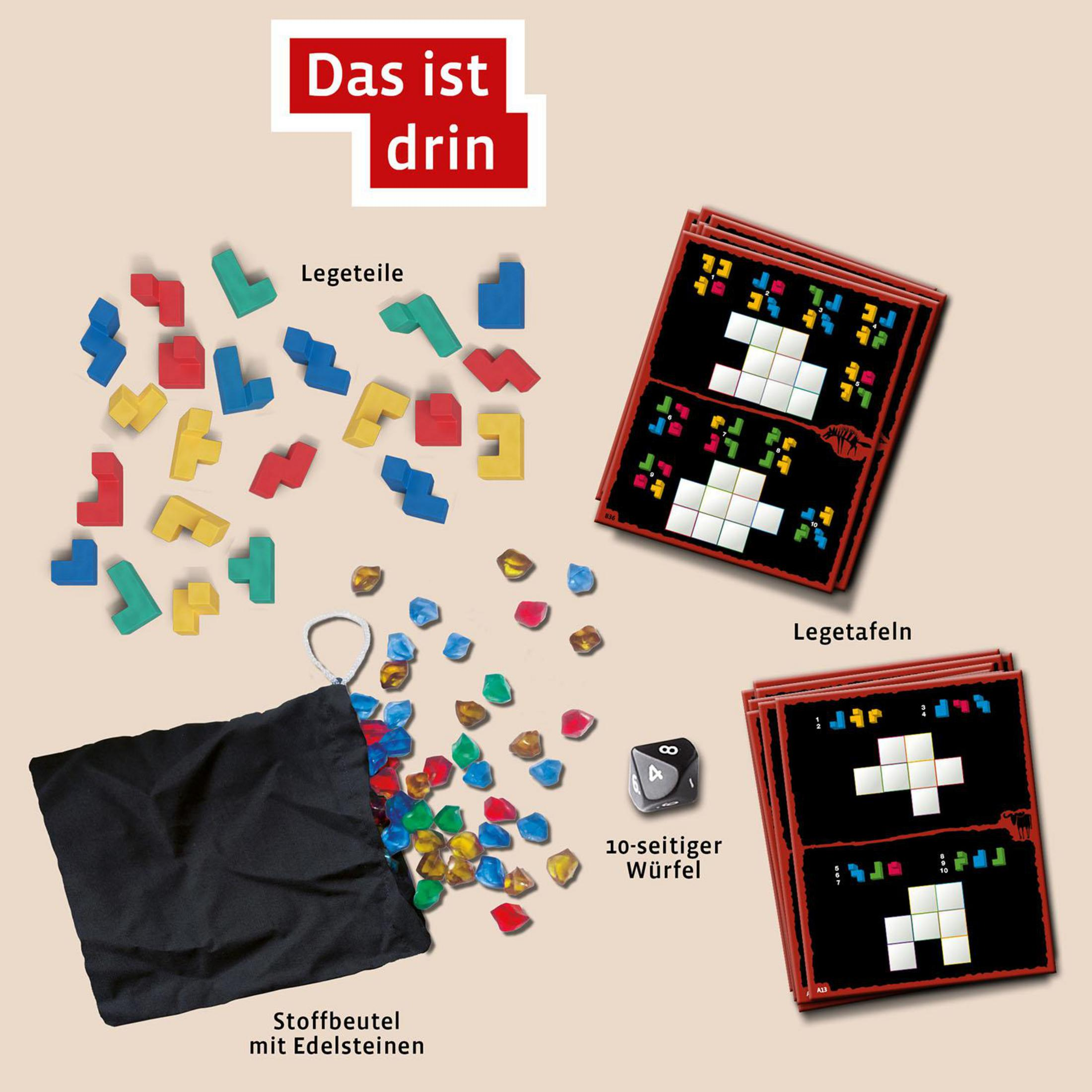 Spielsteine, Würfel und Spielbretter auf einem Tisch. Verschiedene farbige Formen.
