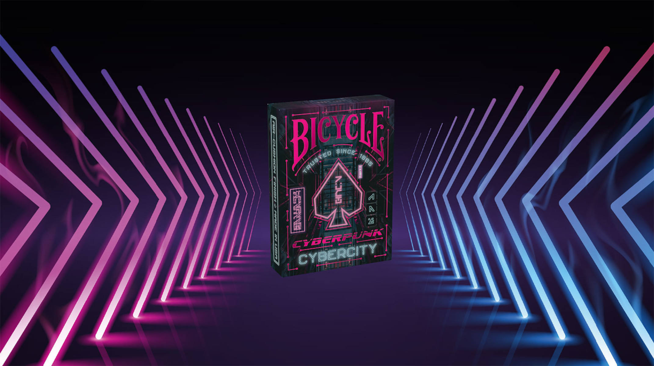 Bicycle Cyberpunk Cybercity Kartenspiel. Schwarzes und rotes Design. Ein geometrischer Neonlicht-Hintergrund.