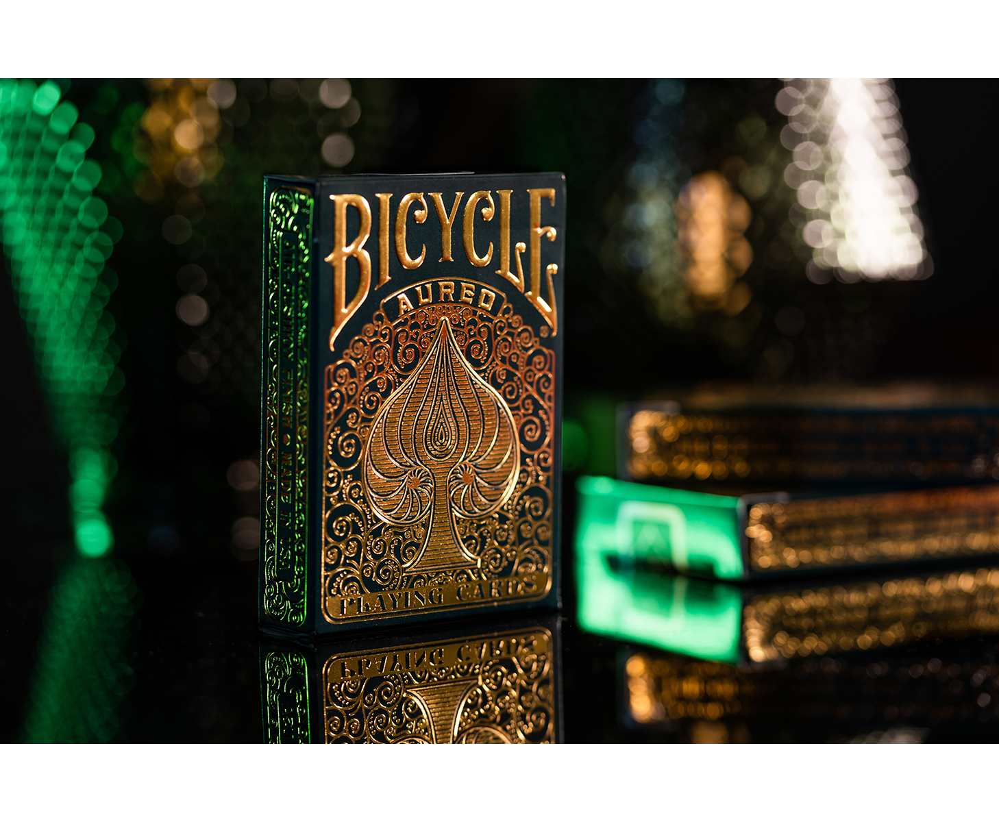 Bicycle Aureo Spielkartenbox mit Gold- und Grüntönen.