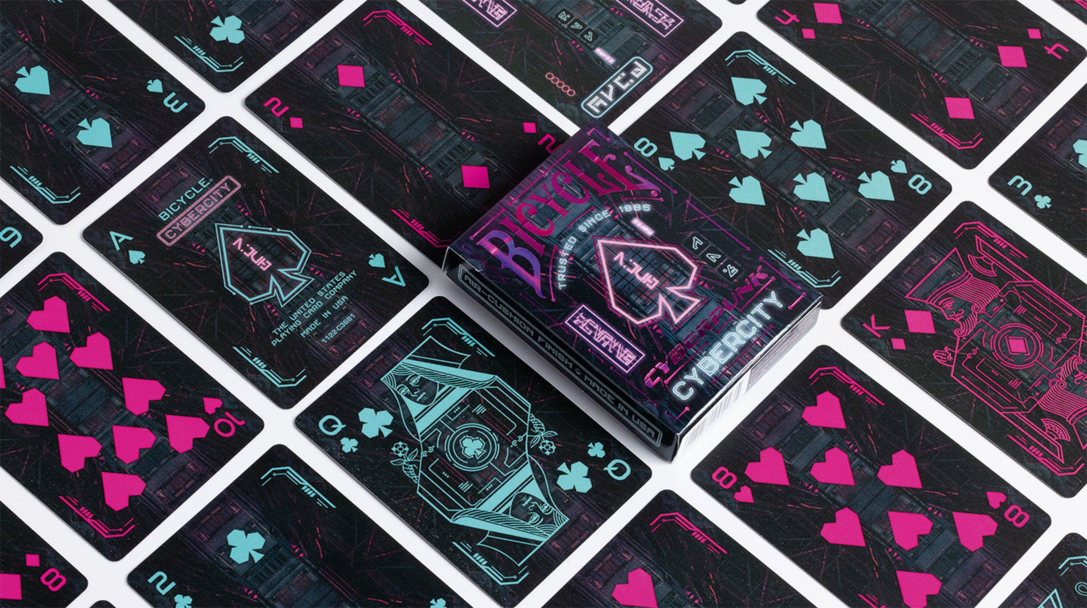 Kartenspiel Bicycle Cybercity. Karten sind schwarz mit neonblauen und rosa Designs.
