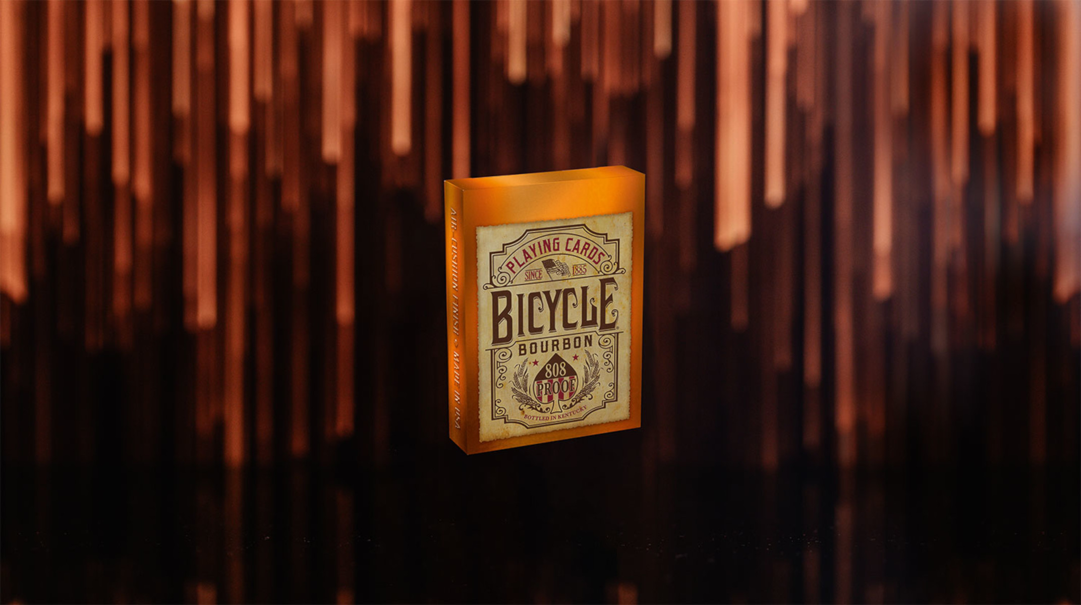 Kartenspiel Bicycle Bourbon vor verschwommenem Hintergrund mit Lichtstreifen.