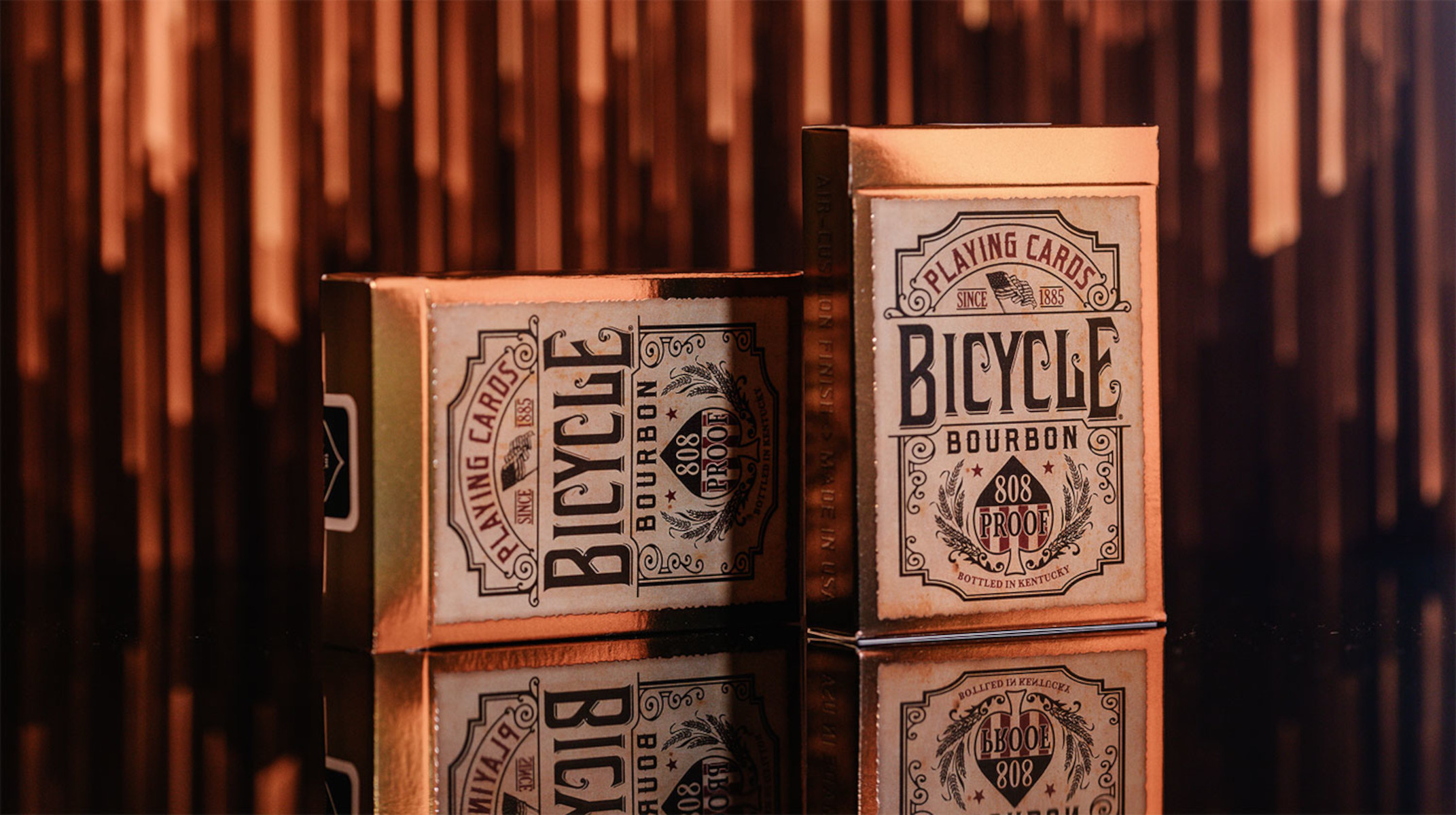Zwei Schachteln Bicycle Bourbon Spielkarten. Sie sind goldfarben.