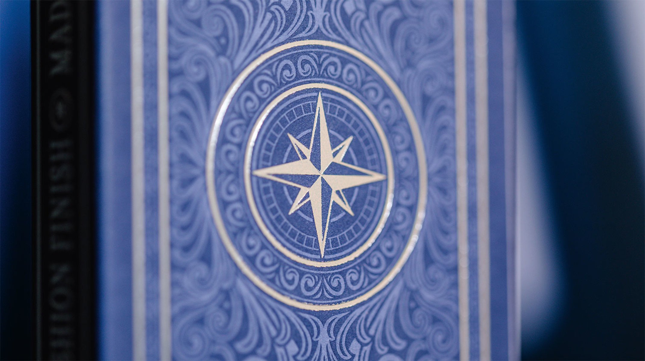 Spielkarte mit Sterndesign. Blauer Hintergrund. Verziertes Muster und Text.