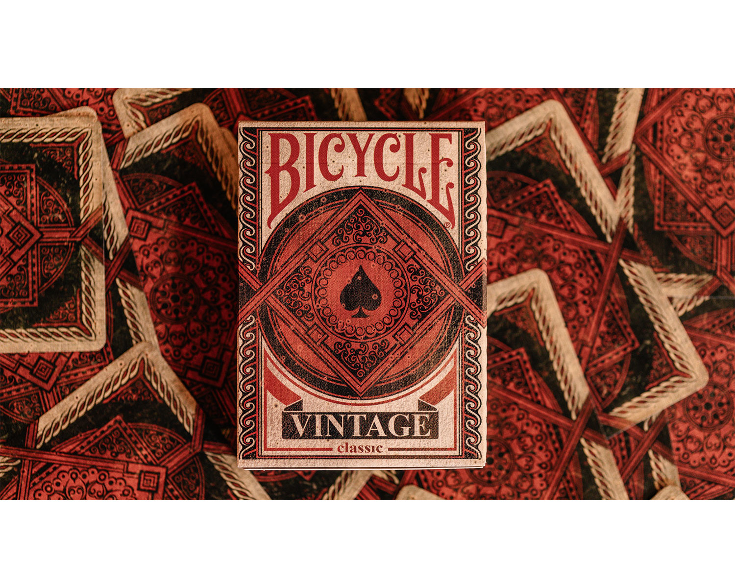 Ein Deck Bicycle Vintage Spielkarten mit rotem und schwarzem Design. Karten sind verteilt.