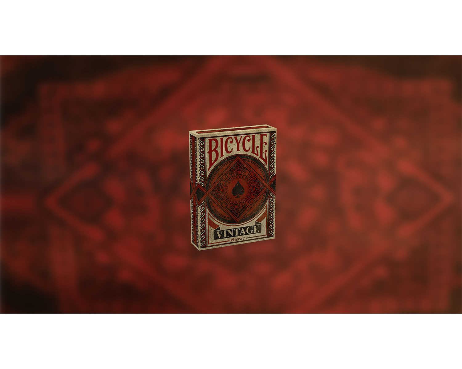 Ein Kartenspiel im Vintage-Stil von Bicycle auf rotem, gemustertem Hintergrund.