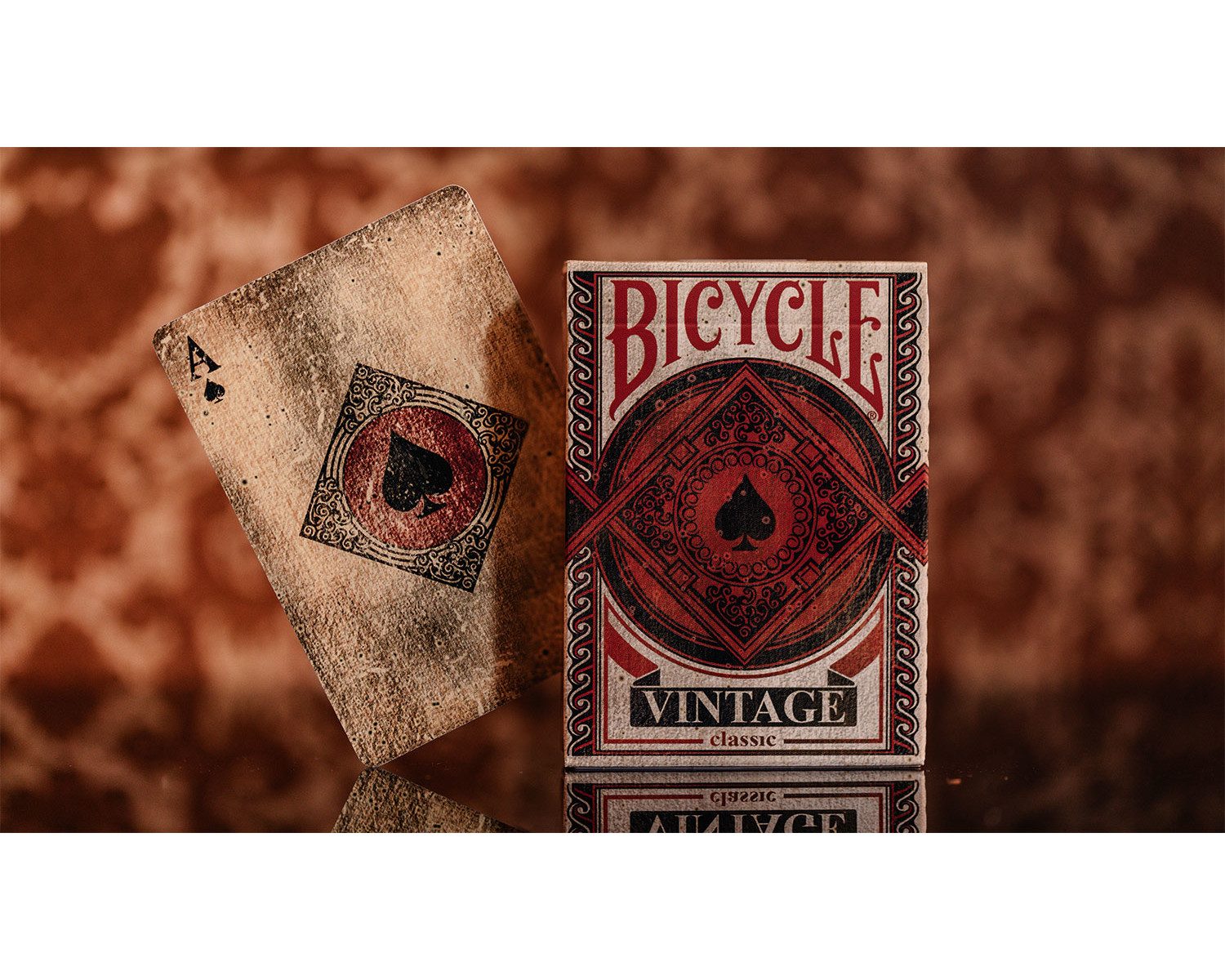 Spielkarten, ein Pik-Ass und eine Bicycle Vintage Kartenbox.