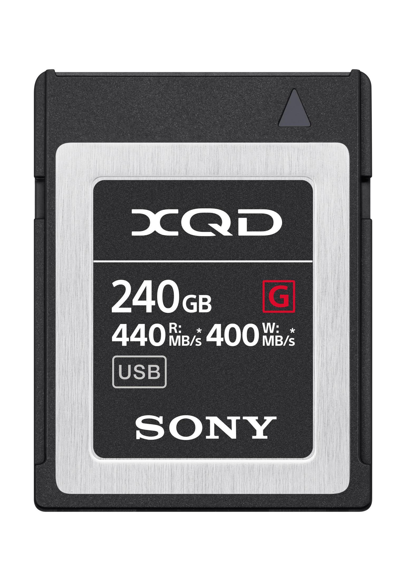Schwarze XQD-Speicherkarte mit weißen Details. Zeigt 240 GB, 440 MB/s und 400 MB/s Geschwindigkeiten.