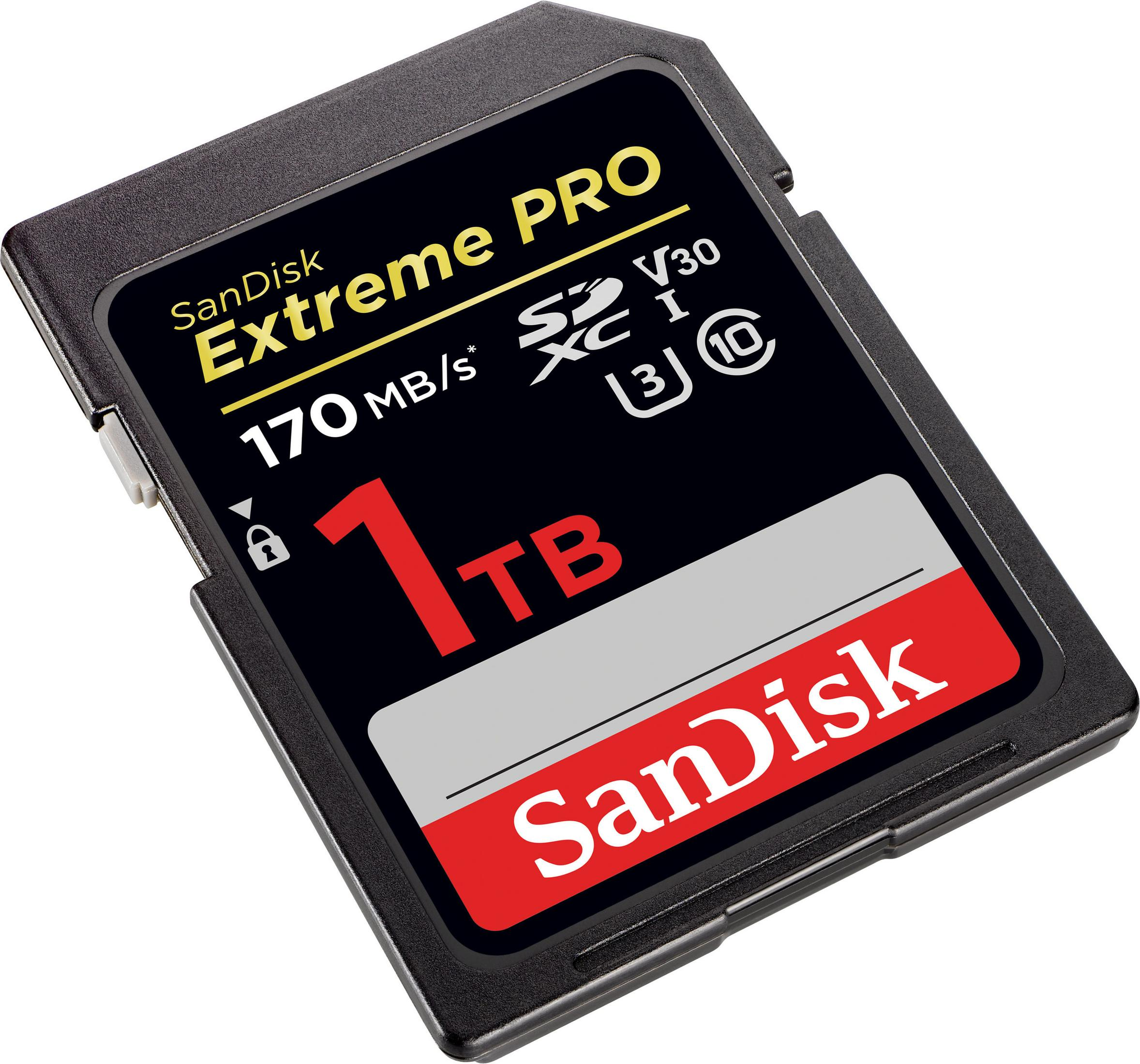 Una tarjeta SD SanDisk Extreme PRO 1TB negra con texto y logotipo sobre un fondo blanco.