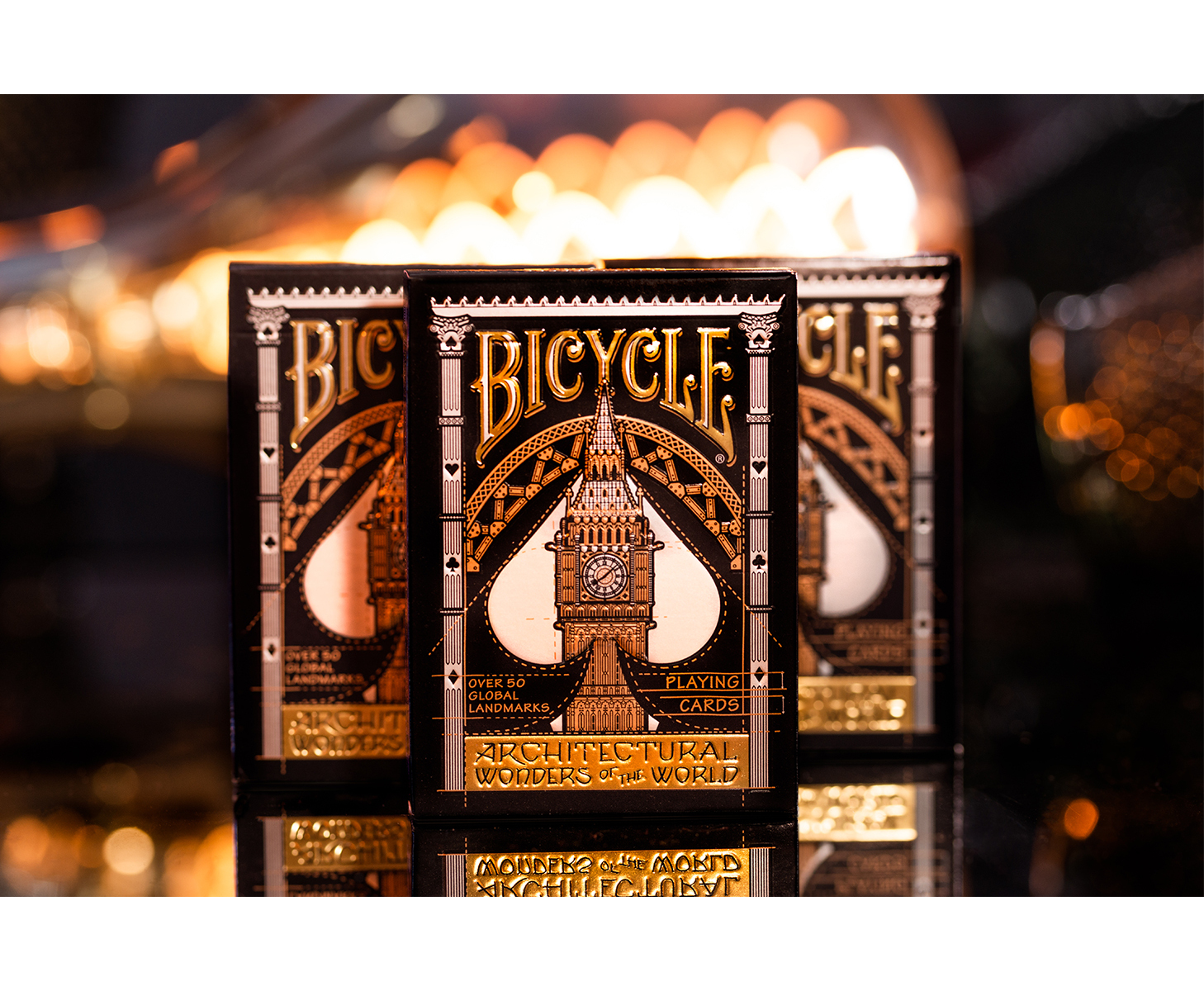 Drei Decks Bicycle-Spielkarten, schwarz-goldenes Design.
