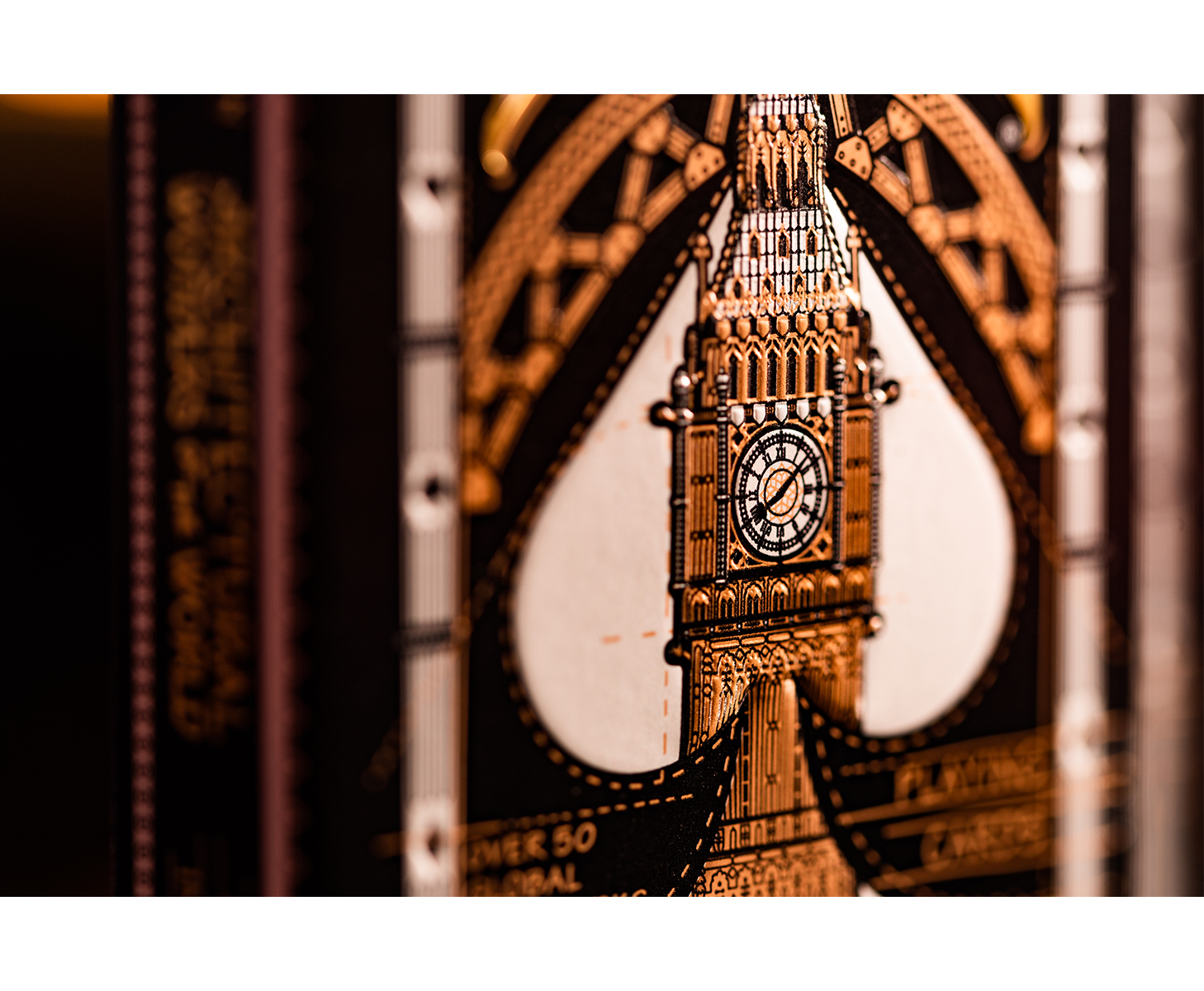Spielkartenbox mit Big Ben Design, Nahaufnahme, zeigt den Uhrturm und die Kartendetails.