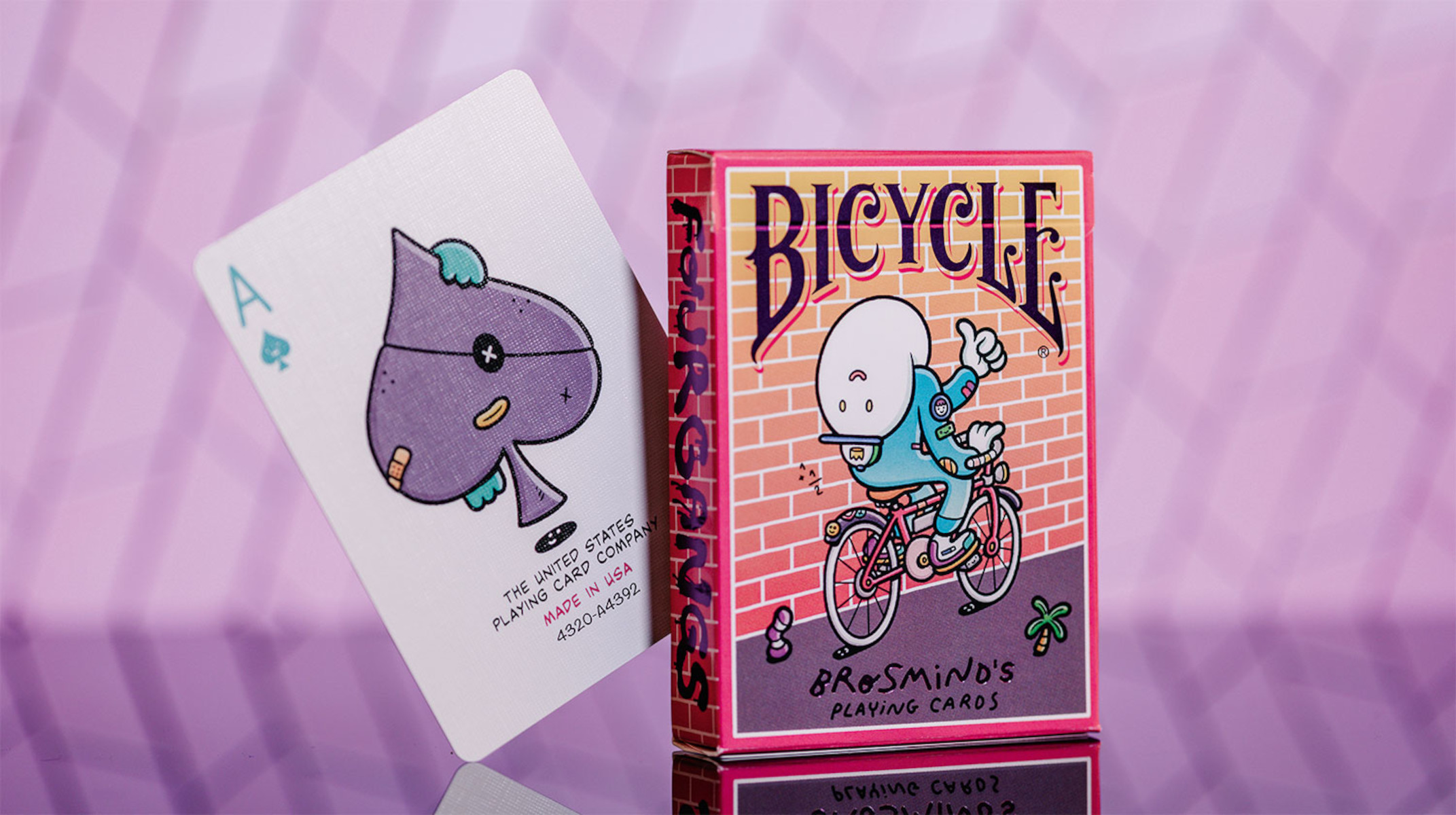 Ein Bicycle Kartenspiel mit einem Pik-Ass und einer Cartoonfigur auf der Schachtel.