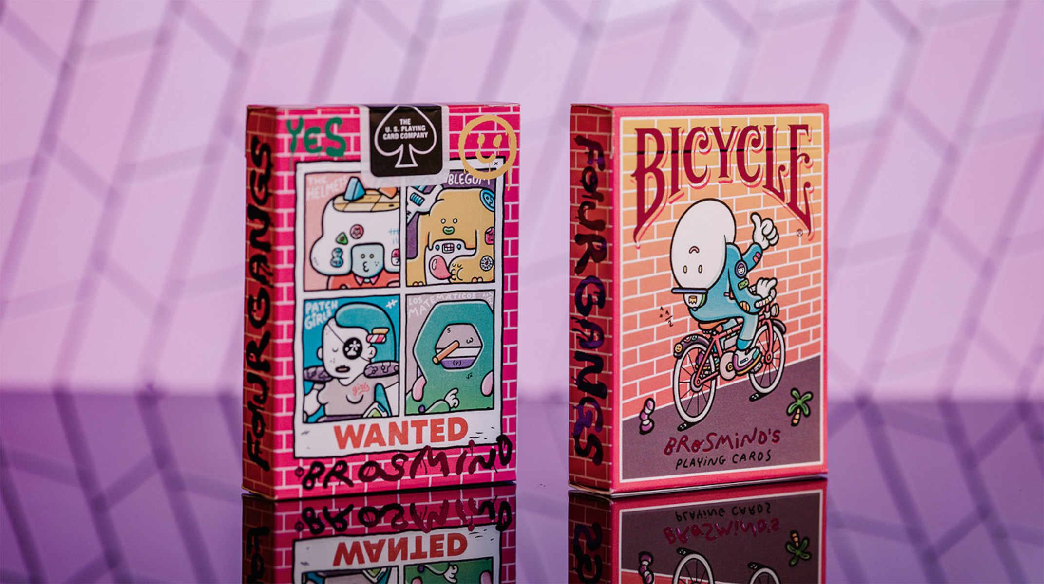 Zwei Kartenspielboxen, eine mit Ziegelmauerdesign, die andere mit einem Radfahrer.