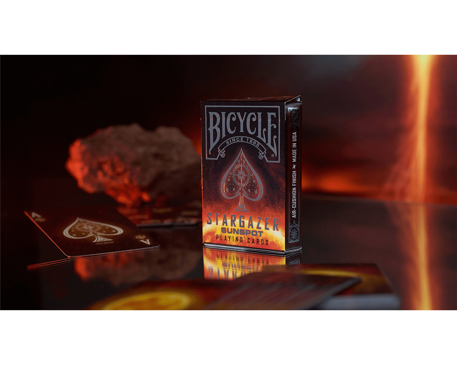 Bicycle Stargazer Spielkartenbox. Sunspot-Design. Spielkarten mit dunklem Hintergrund.