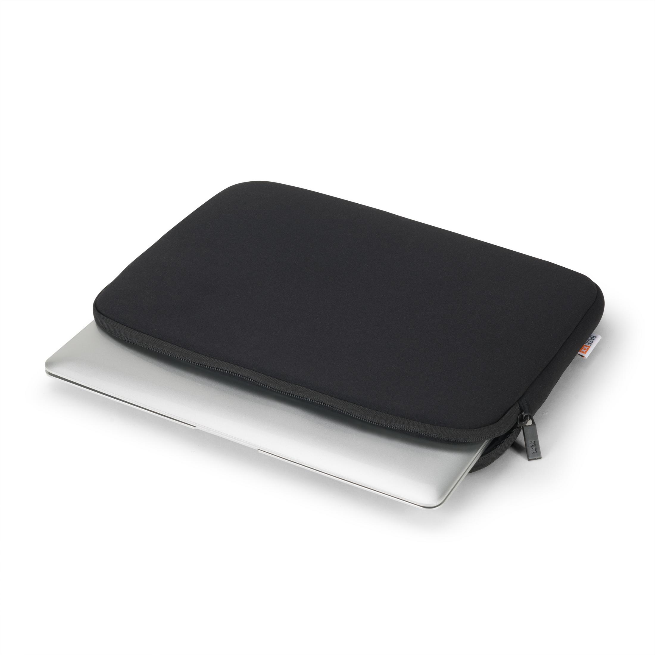 Una custodia nera per laptop con un laptop parzialmente inserito, su una superficie bianca.